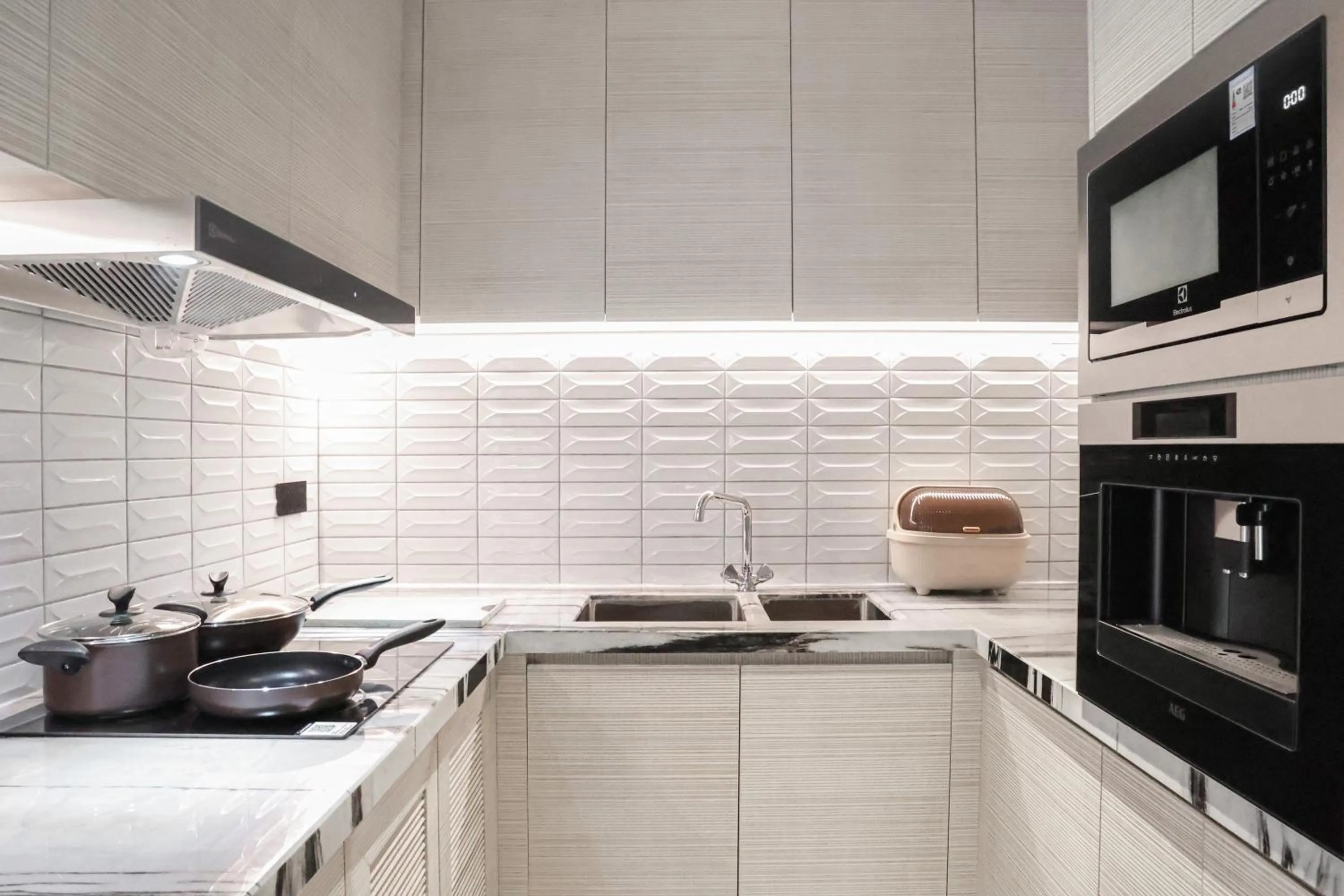 Kitchen or kitchenette in HUALUXE Sanya Yalong Bay Resort