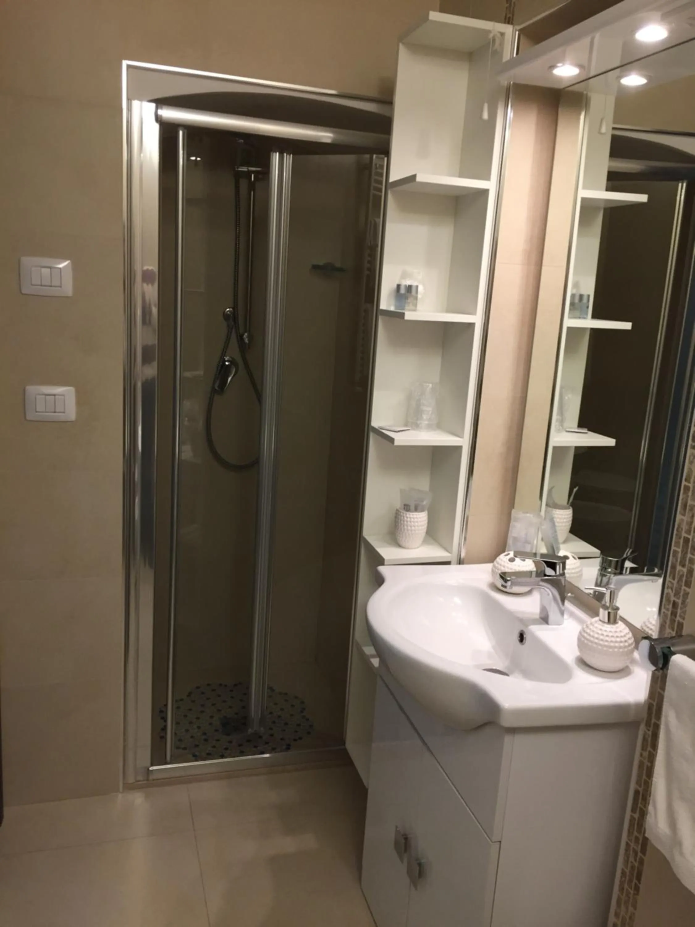 Shower in Bed and Breakfast Oz