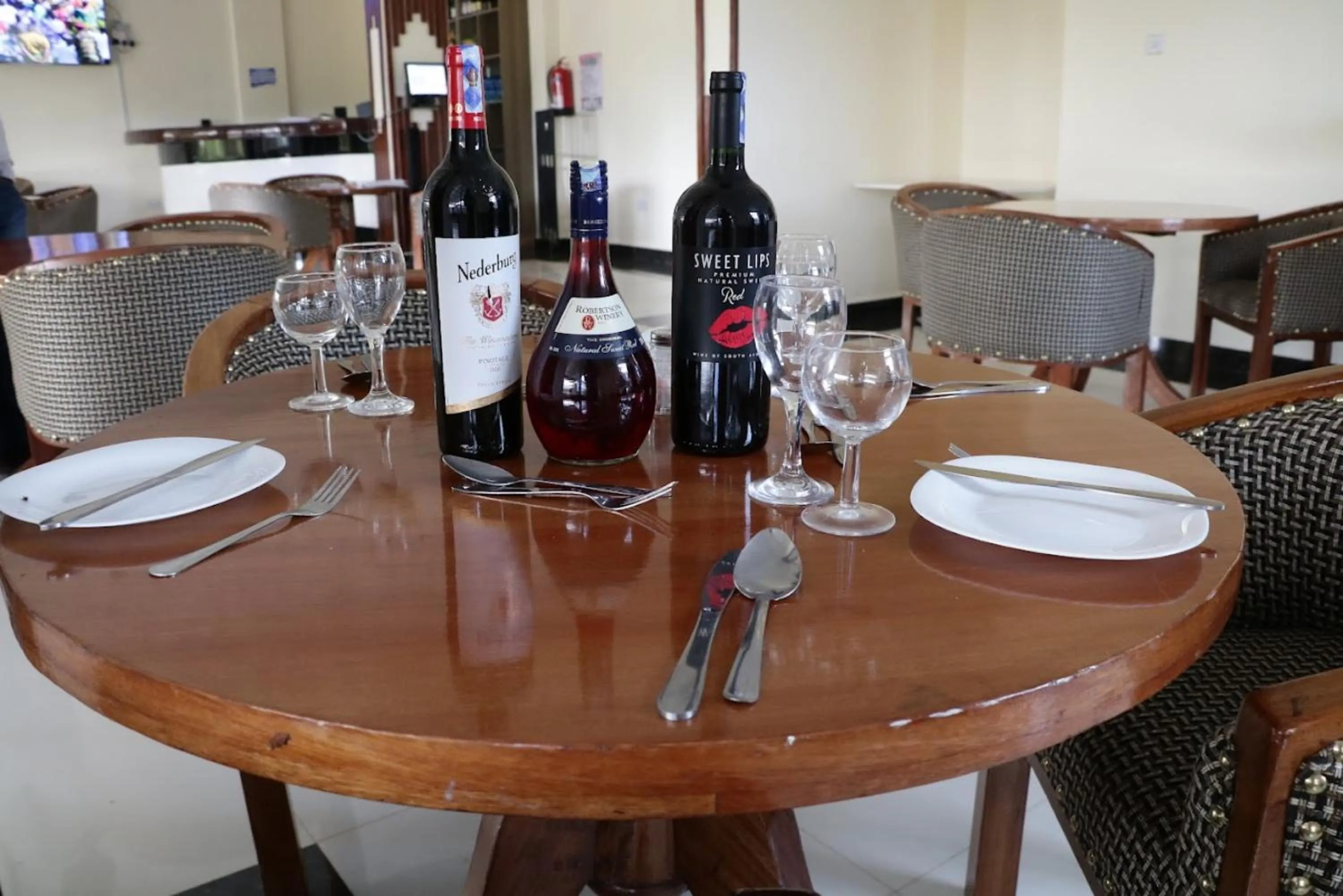 Restaurant/places to eat in Paraiso Gardens Hotel