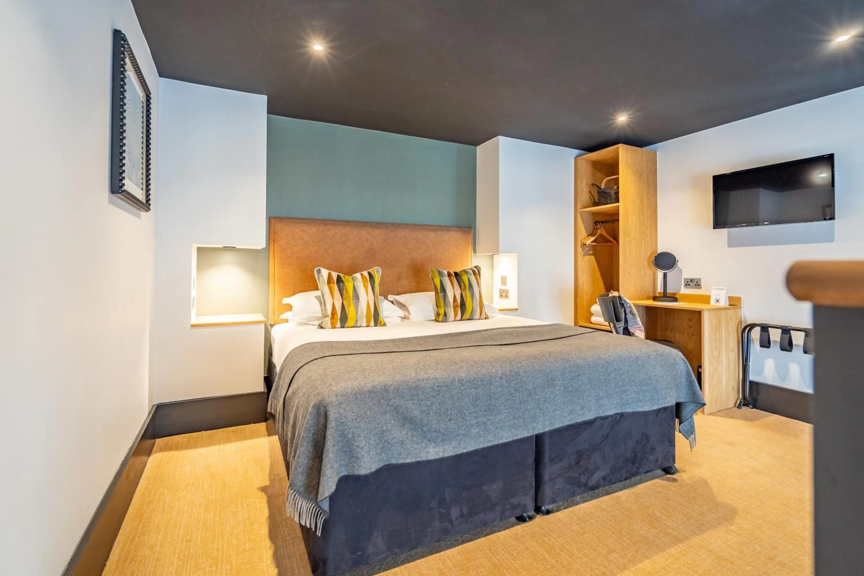 Photo of the whole room, Bed in Crescent Place by Mansley