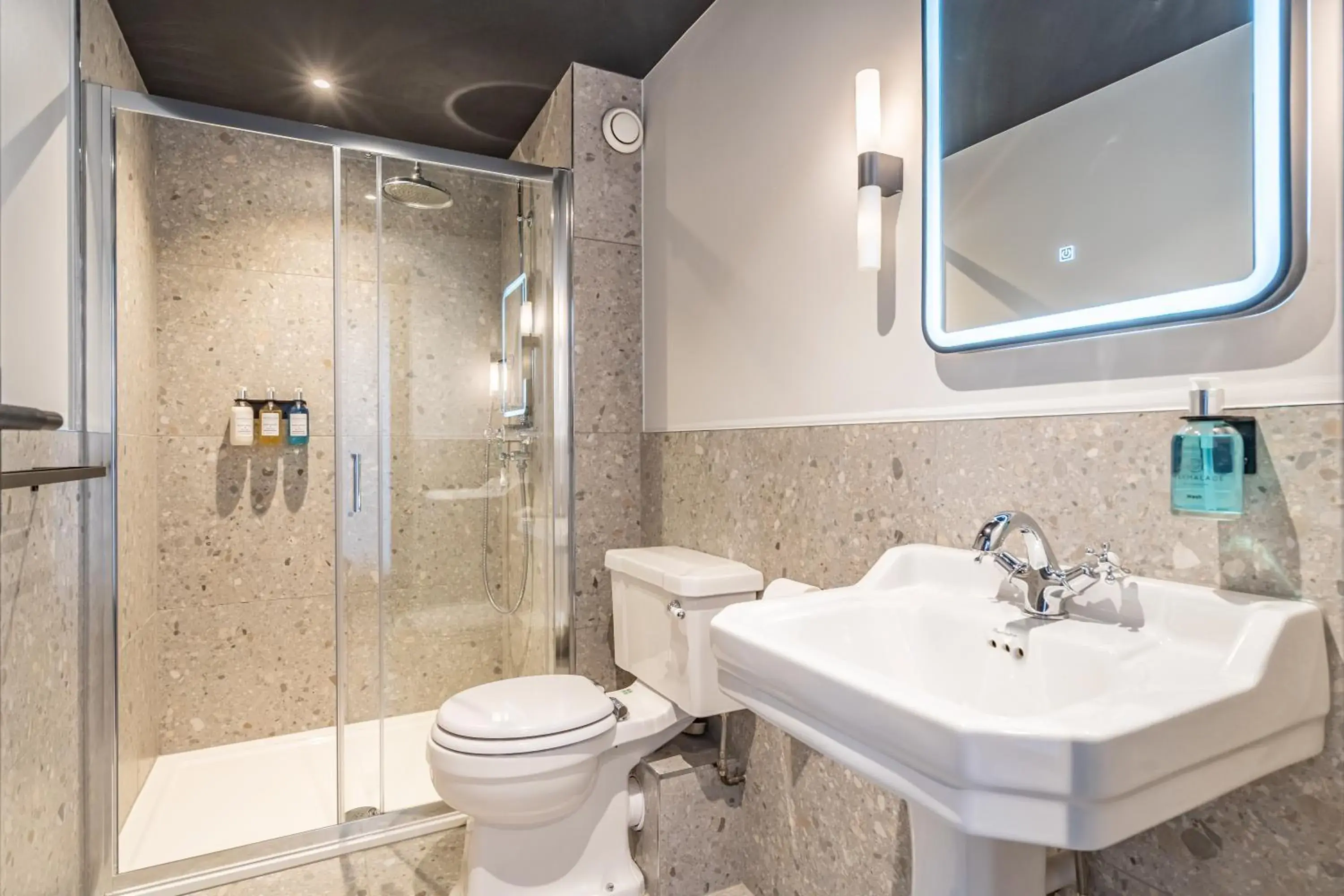 Deluxe Double Room in Crescent Place by Mansley Deluxe Double Room in Crescent Place by Mansley