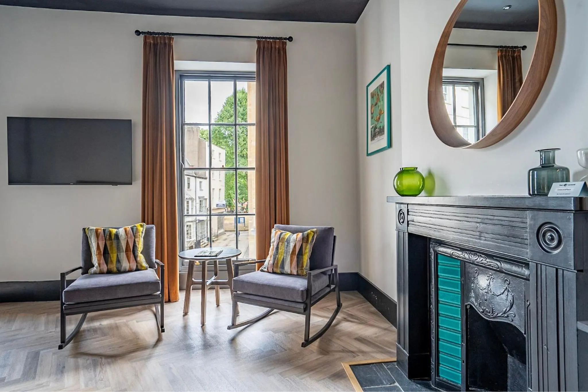 TV and multimedia in Crescent Place by Mansley