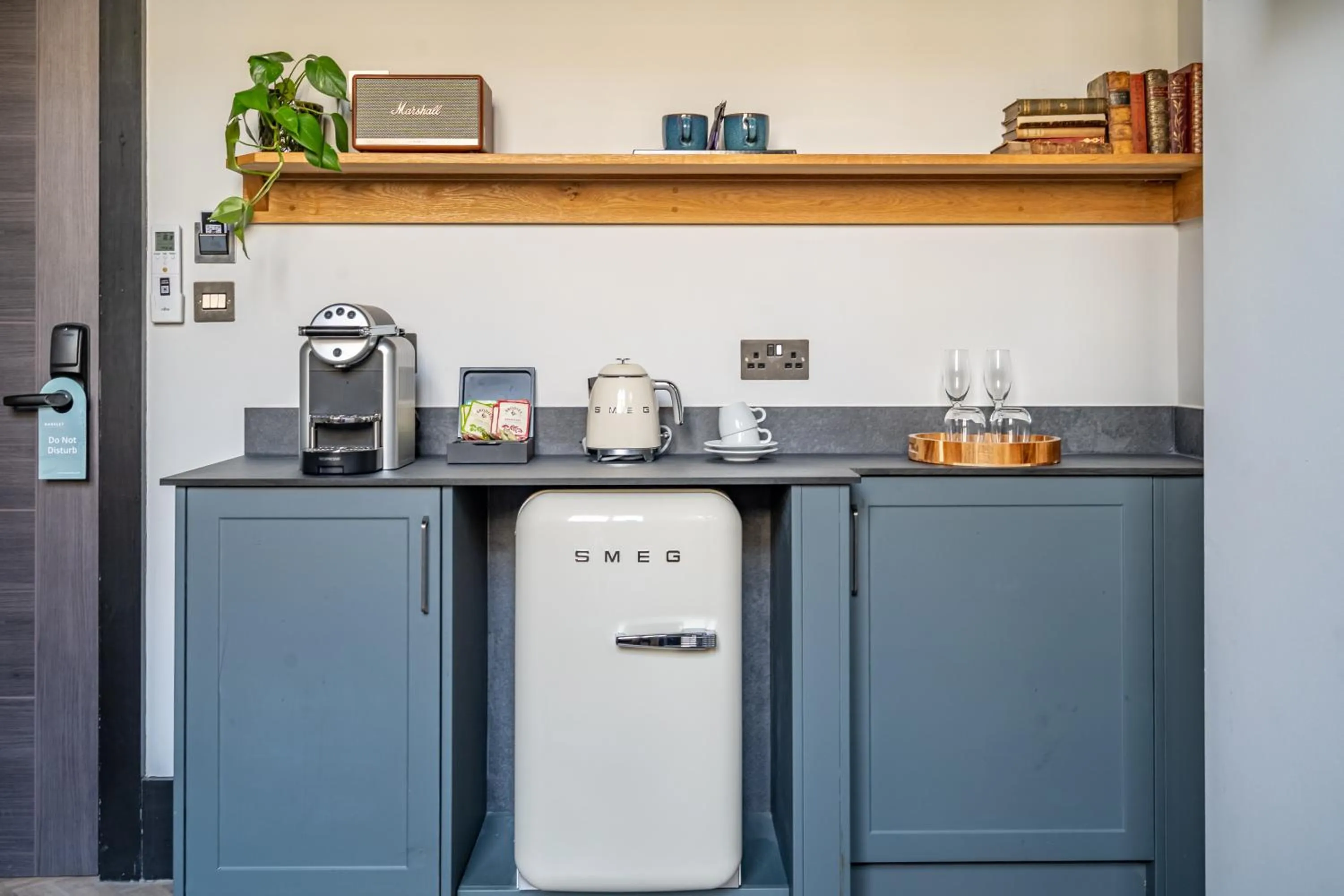 Coffee/tea facilities in Crescent Place by Mansley