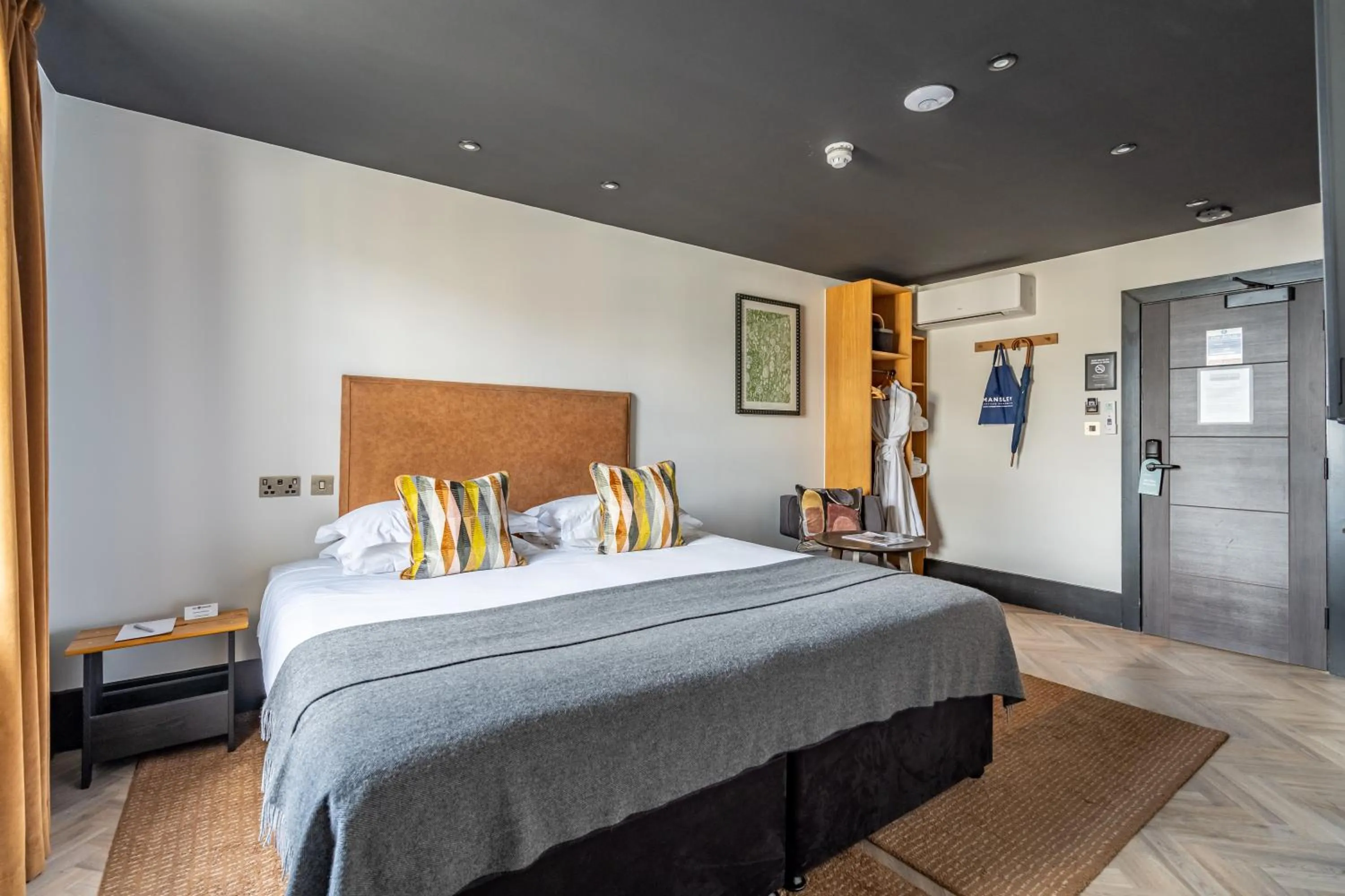 Photo of the whole room, Bed in Crescent Place by Mansley