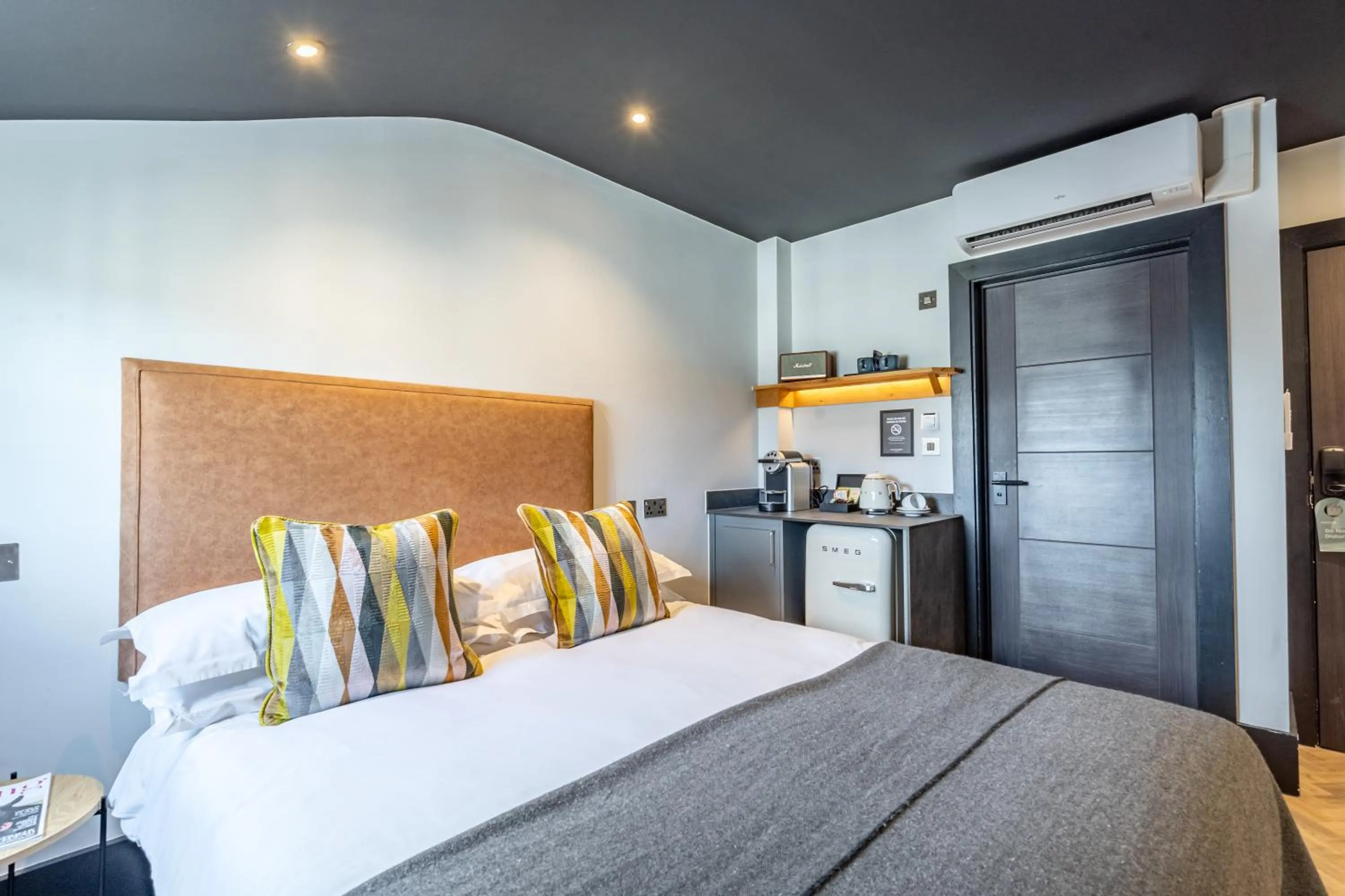 Bedroom, Bed in Crescent Place by Mansley