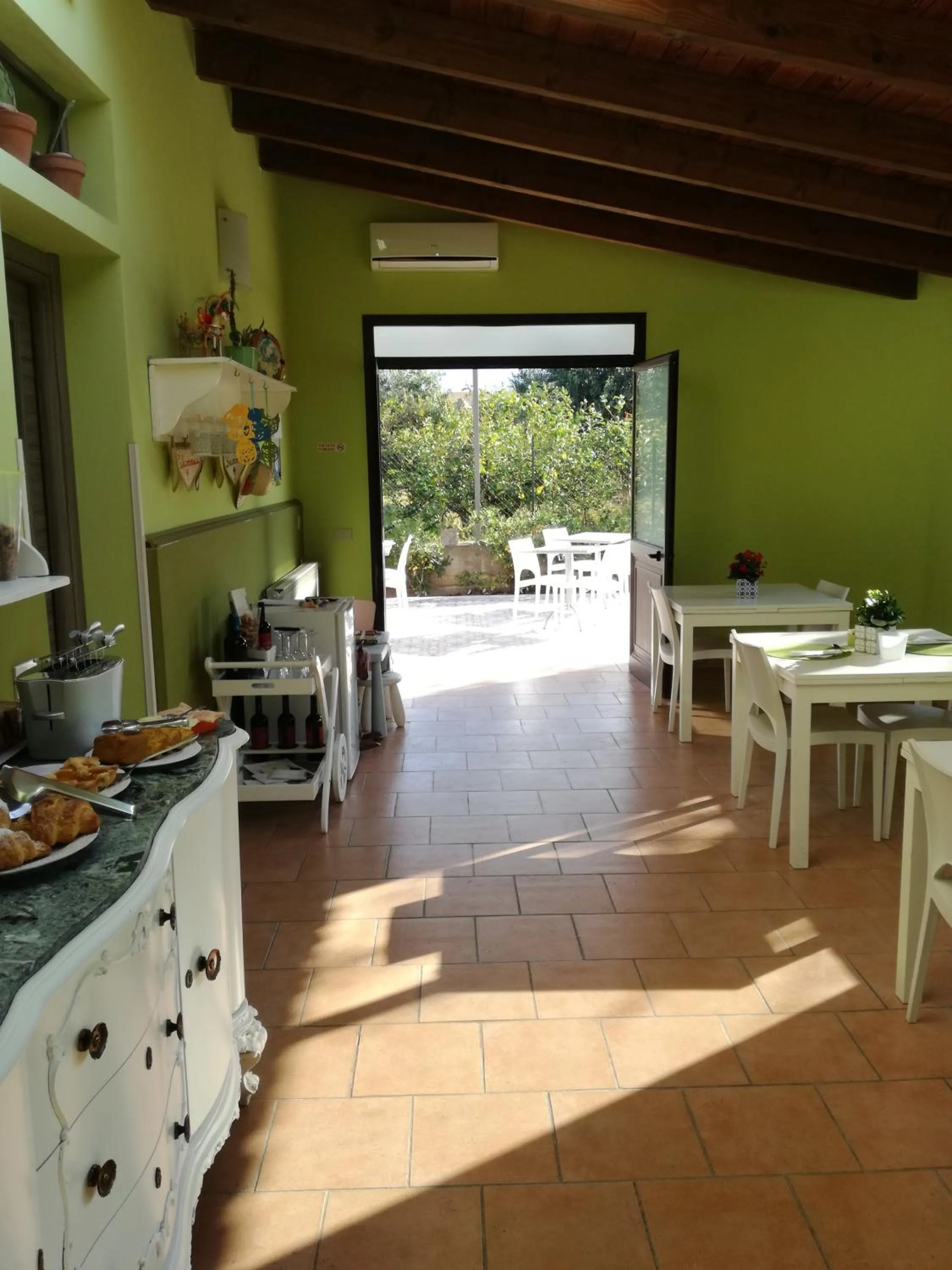 Communal lounge/ TV room in Miss Sicily B&B