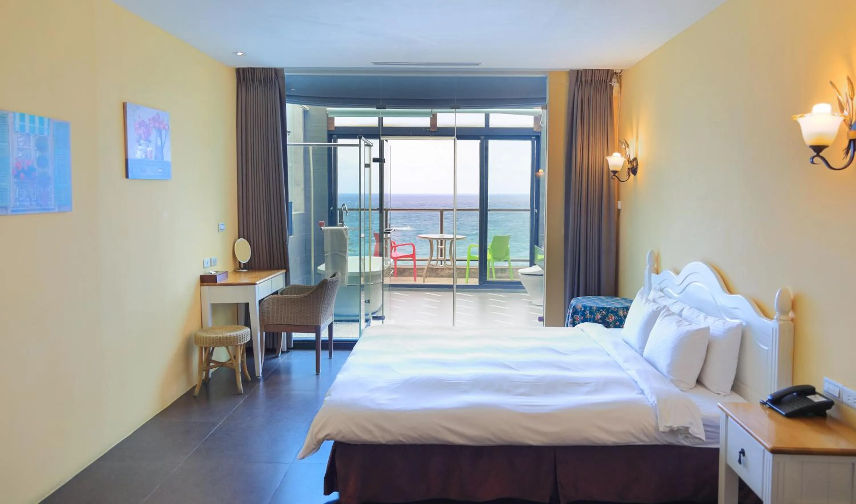 Photo of the whole room, Bed in Jing Guan Hotel