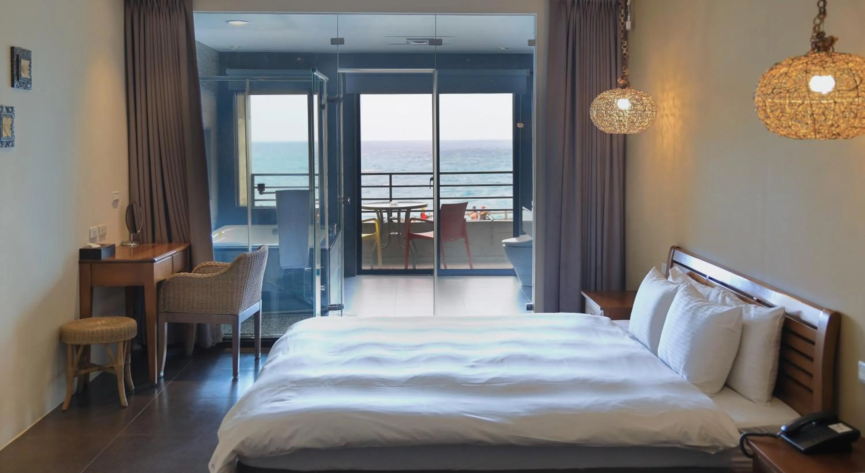 Photo of the whole room, Bed in Jing Guan Hotel