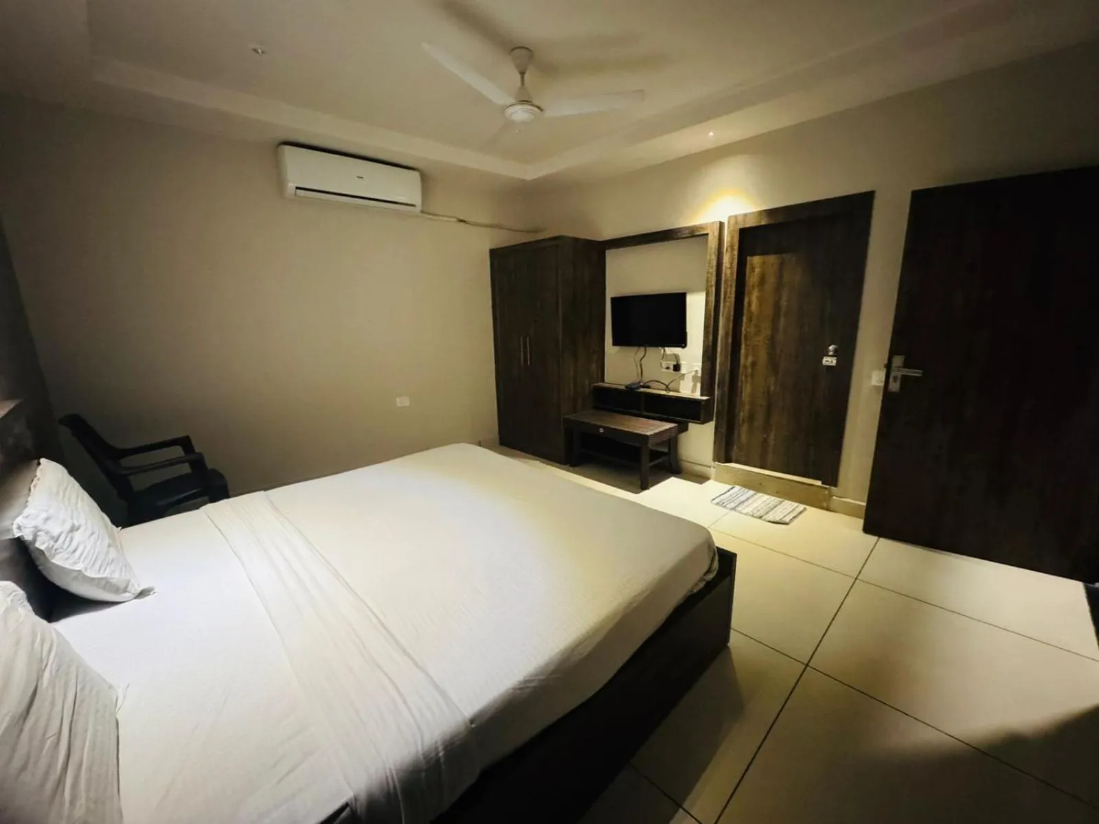 room service in Hotel Pearl inn