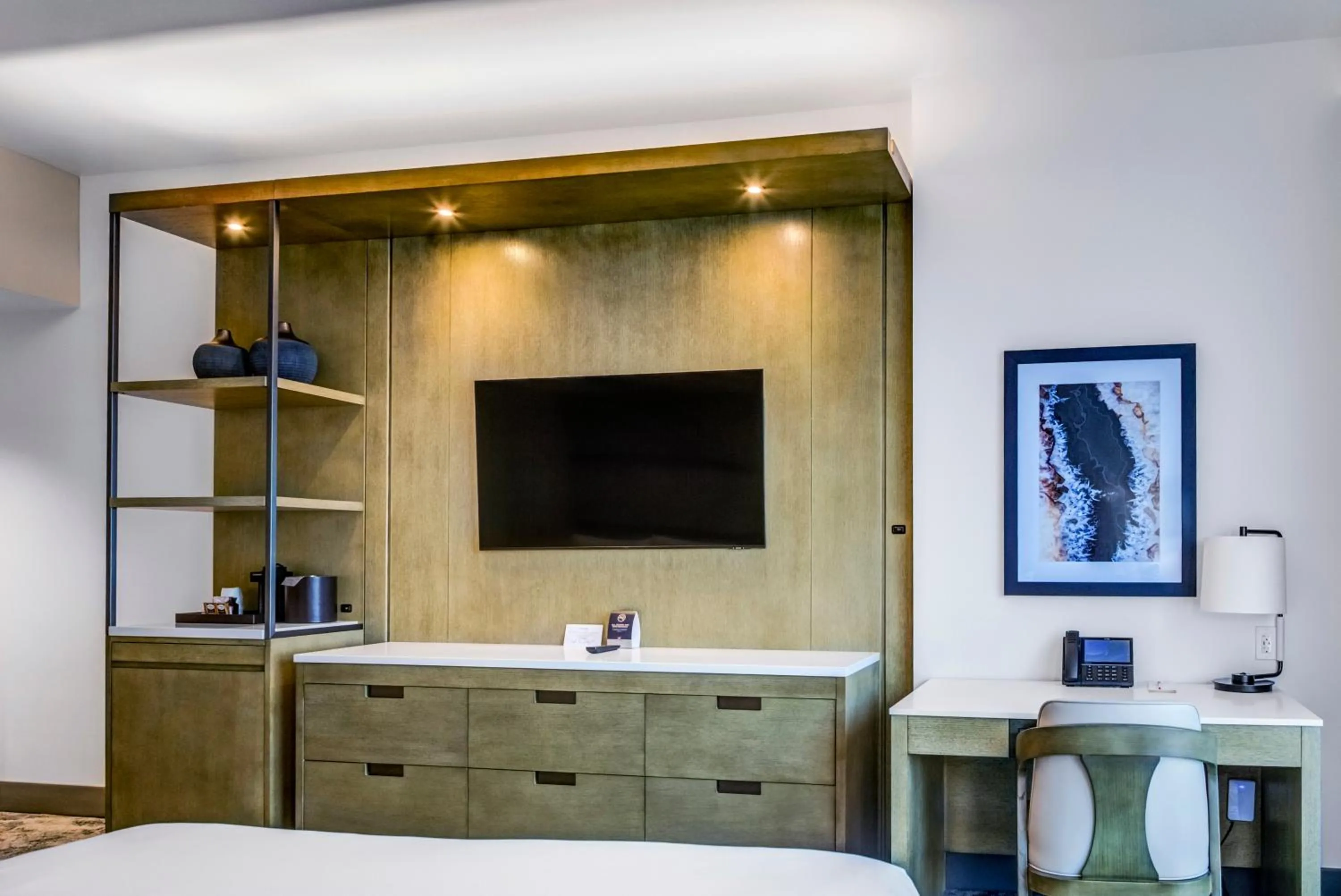 Bedroom, Bed in Red Hawk Resort & Casino