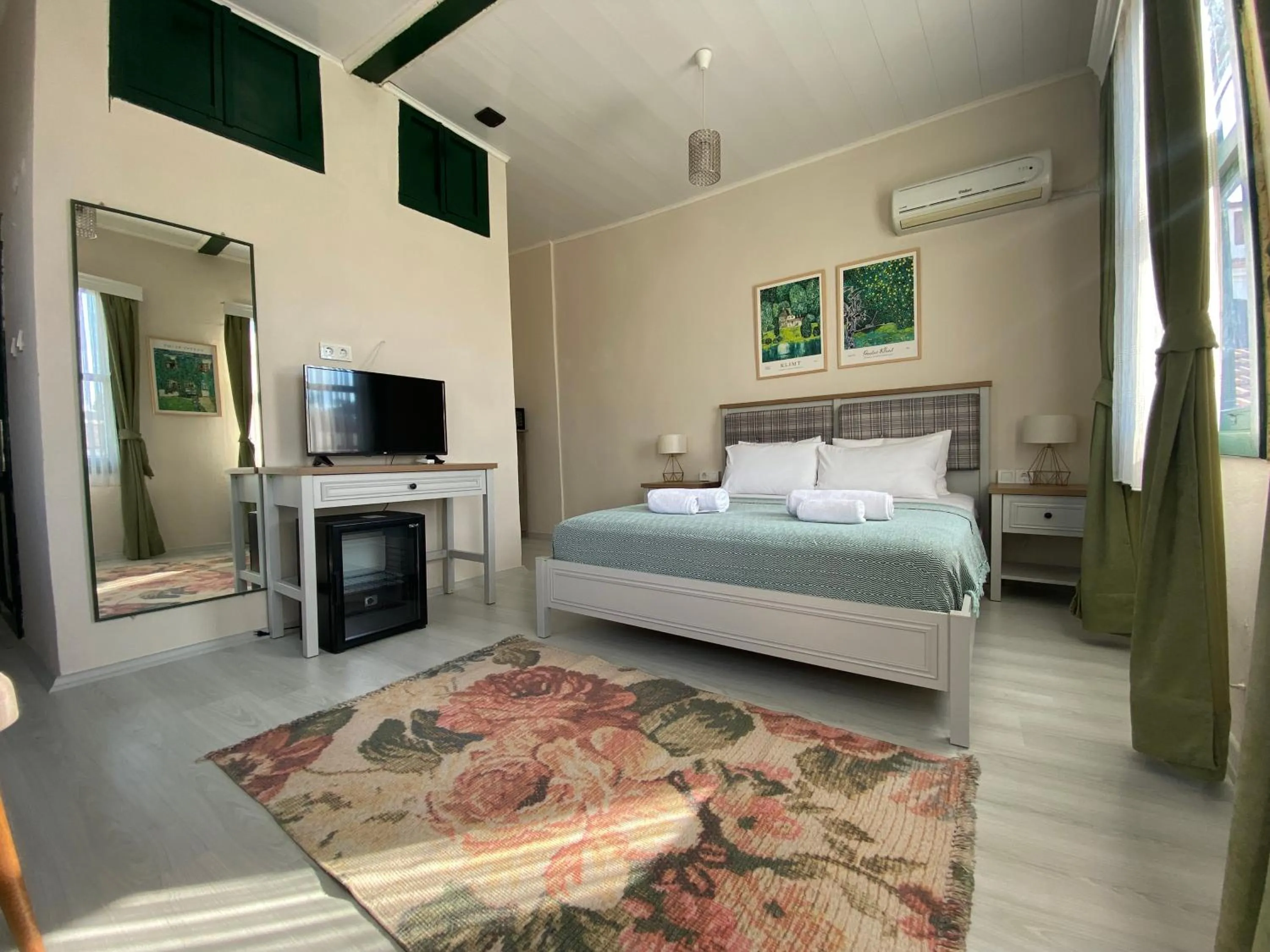 Bed in Garden Palace Boutique Hotel