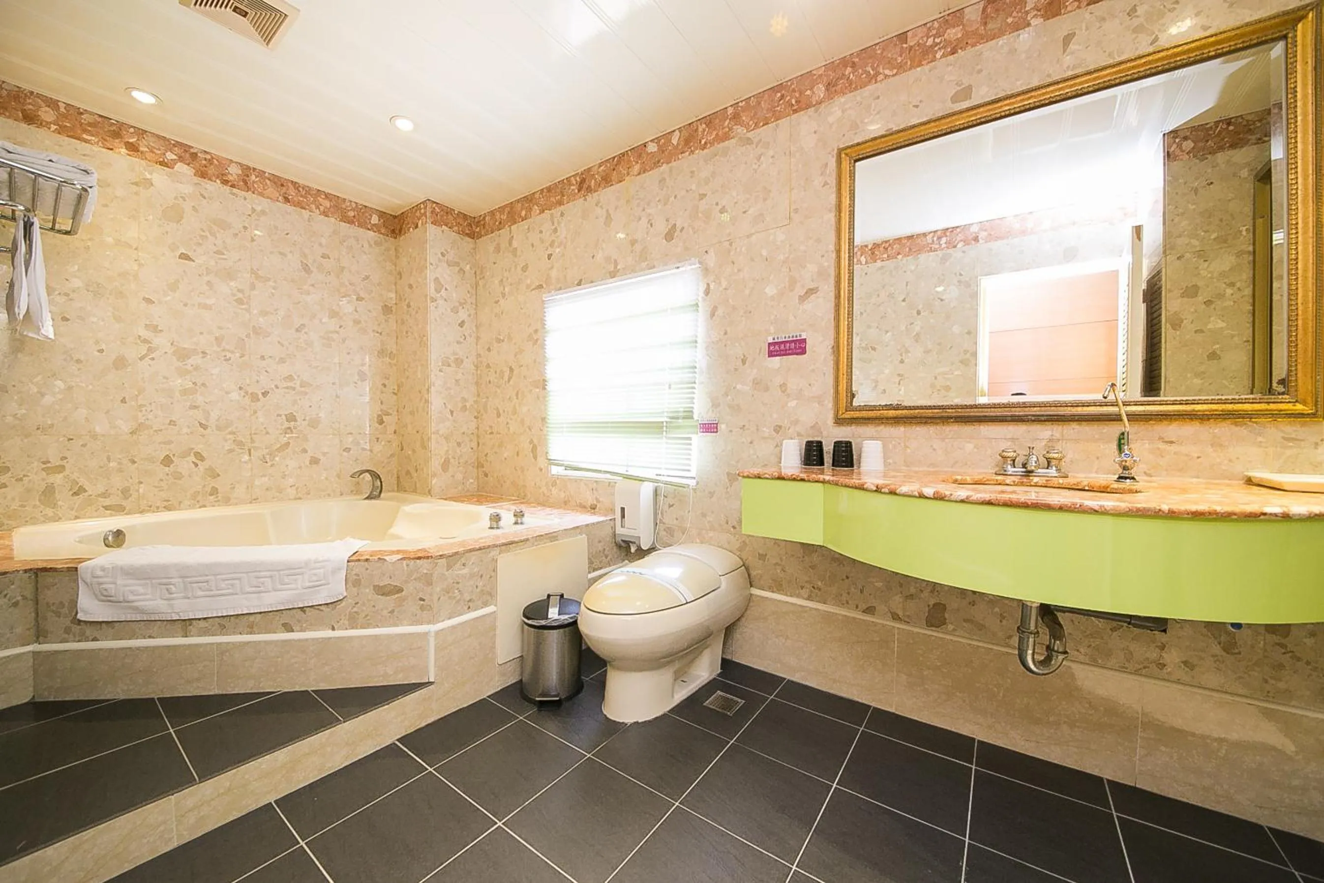 Toilet in European Castle歐堡商務汽車旅館有限公司