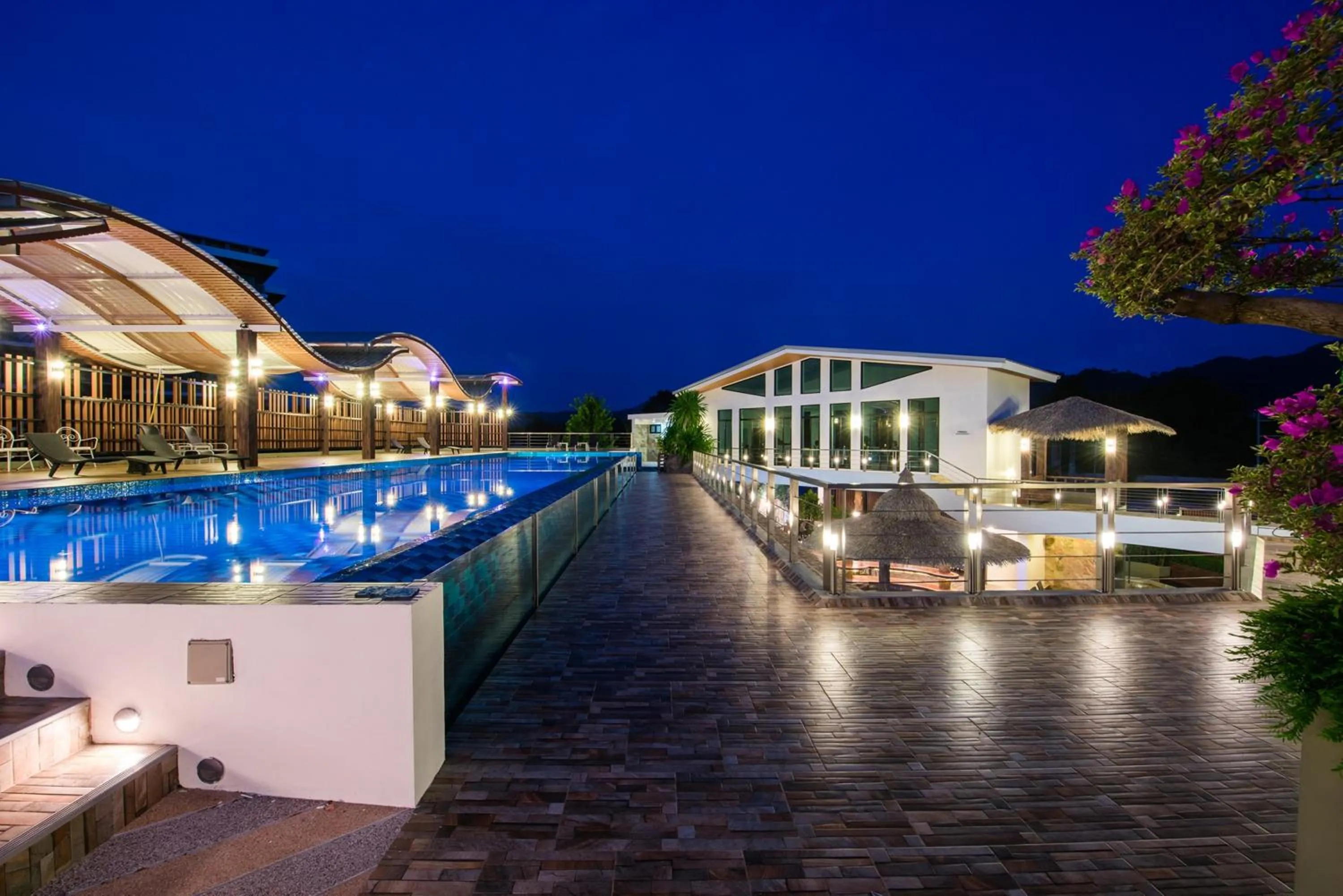 Swimming pool in Chalong Miracle Lakeview