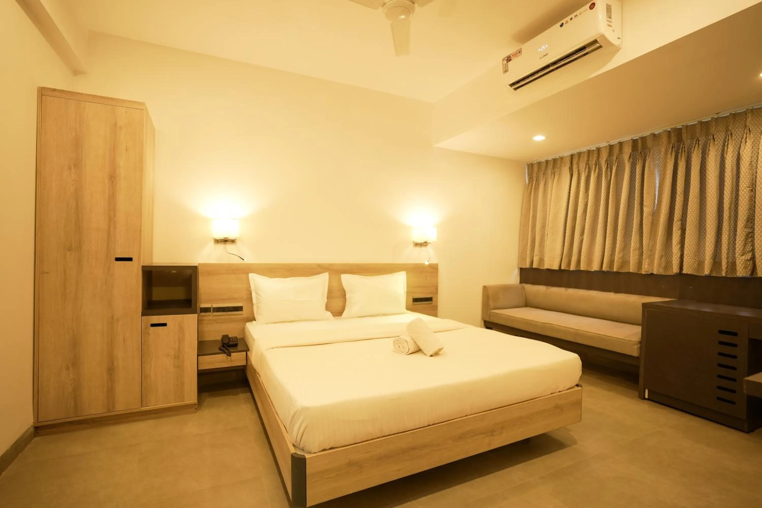 Photo of the whole room, Bed in Coastal Pearl Hotel Margao Railway Station