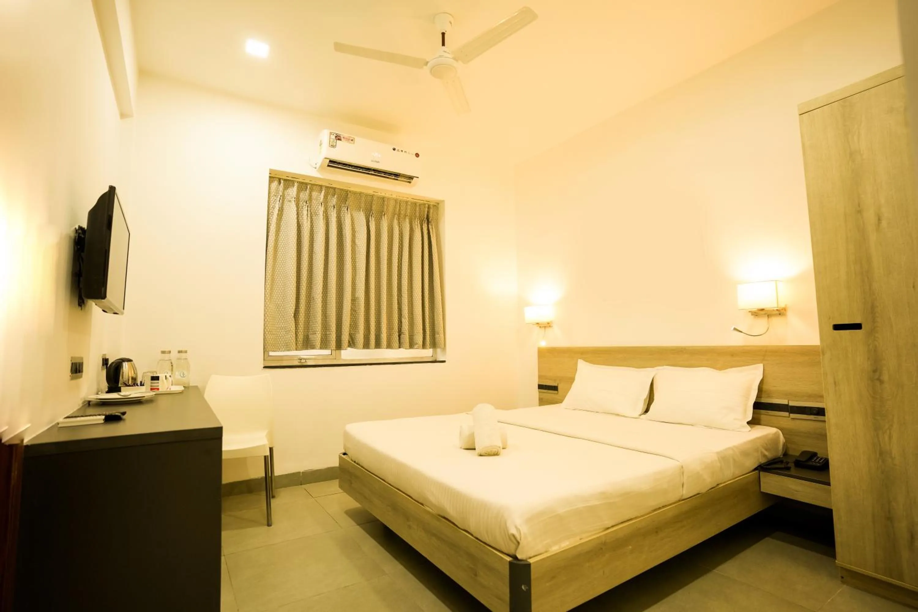 Photo of the whole room, Bed in Coastal Pearl Hotel Margao Railway Station