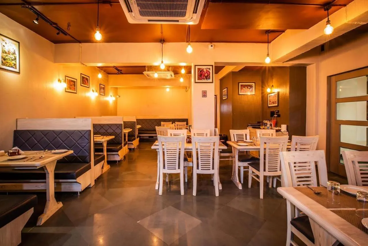 Restaurant/places to eat in Coastal Pearl Hotel Margao Railway Station