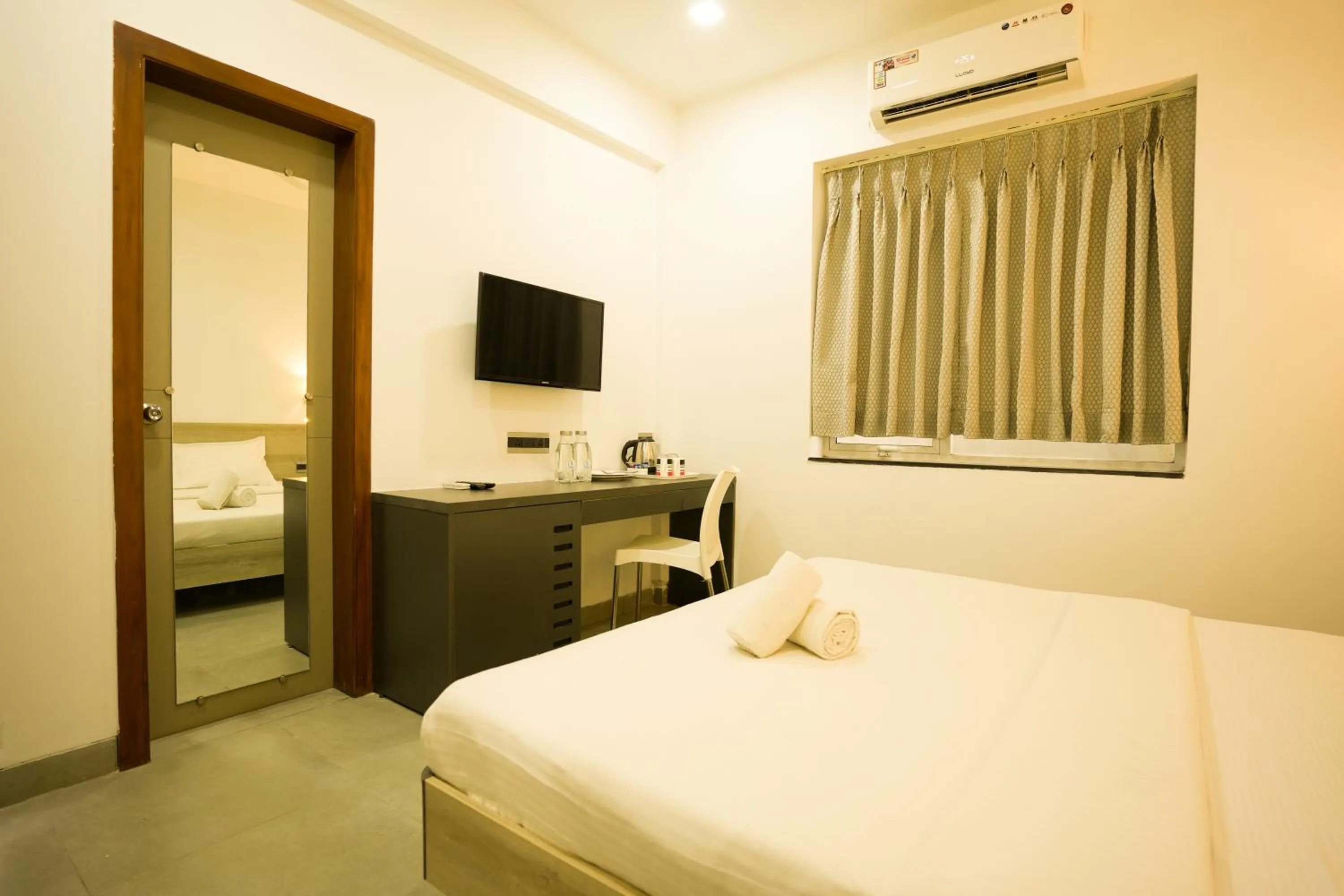 Photo of the whole room, Bed in Coastal Pearl Hotel Margao Railway Station