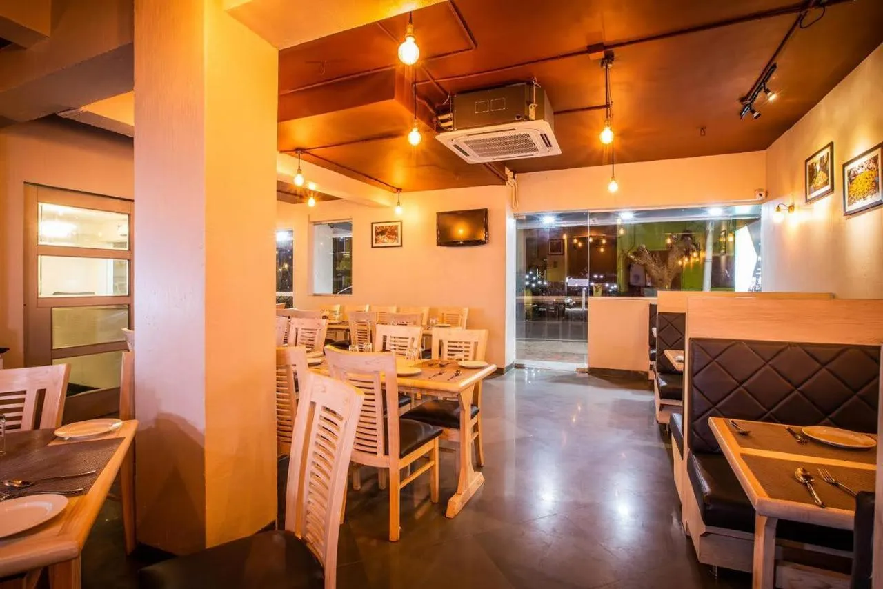 Restaurant/places to eat in Coastal Pearl Hotel Margao Railway Station