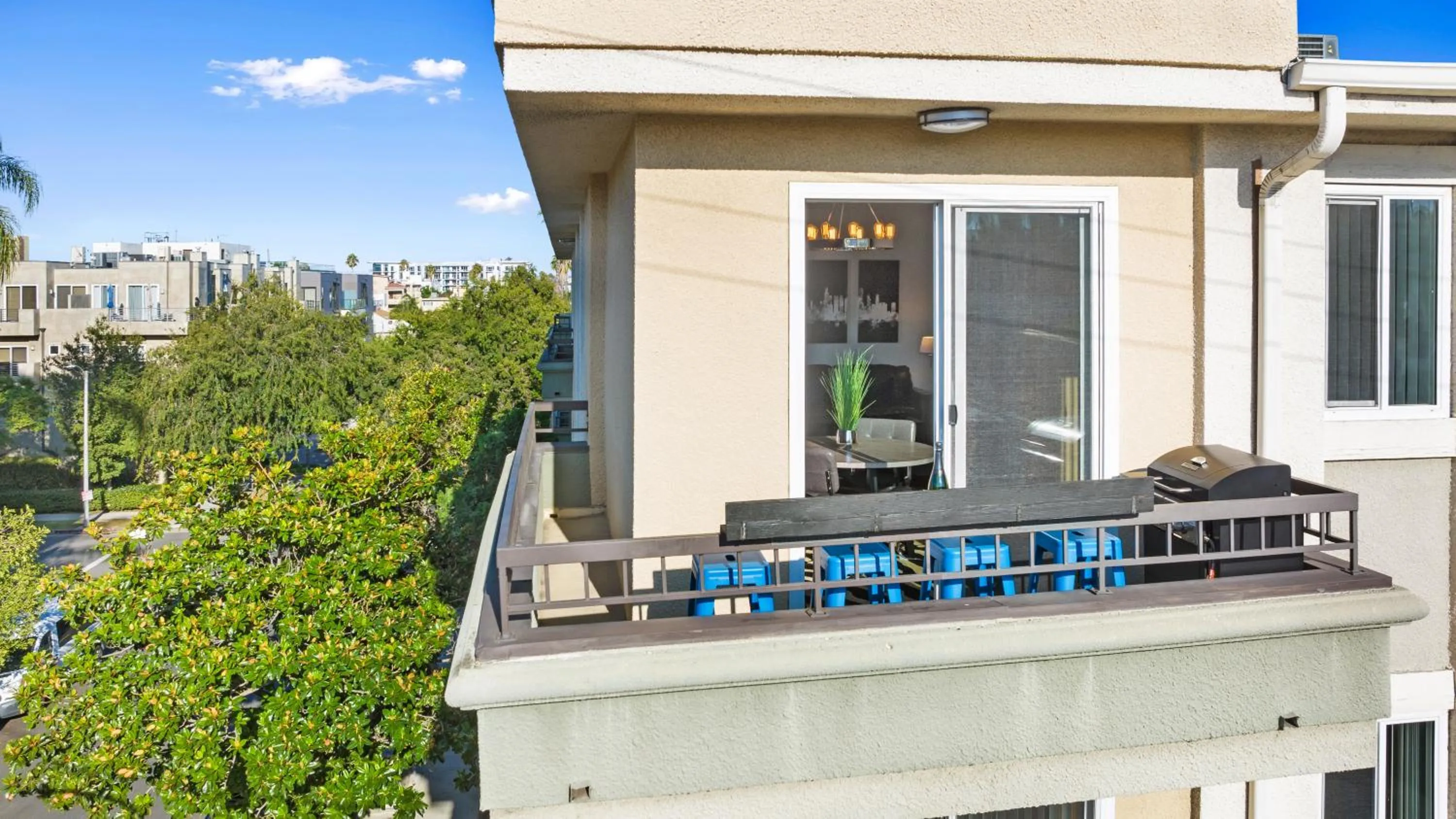 Beverly Hills Penthouse 2 BR Apt with Parking 407