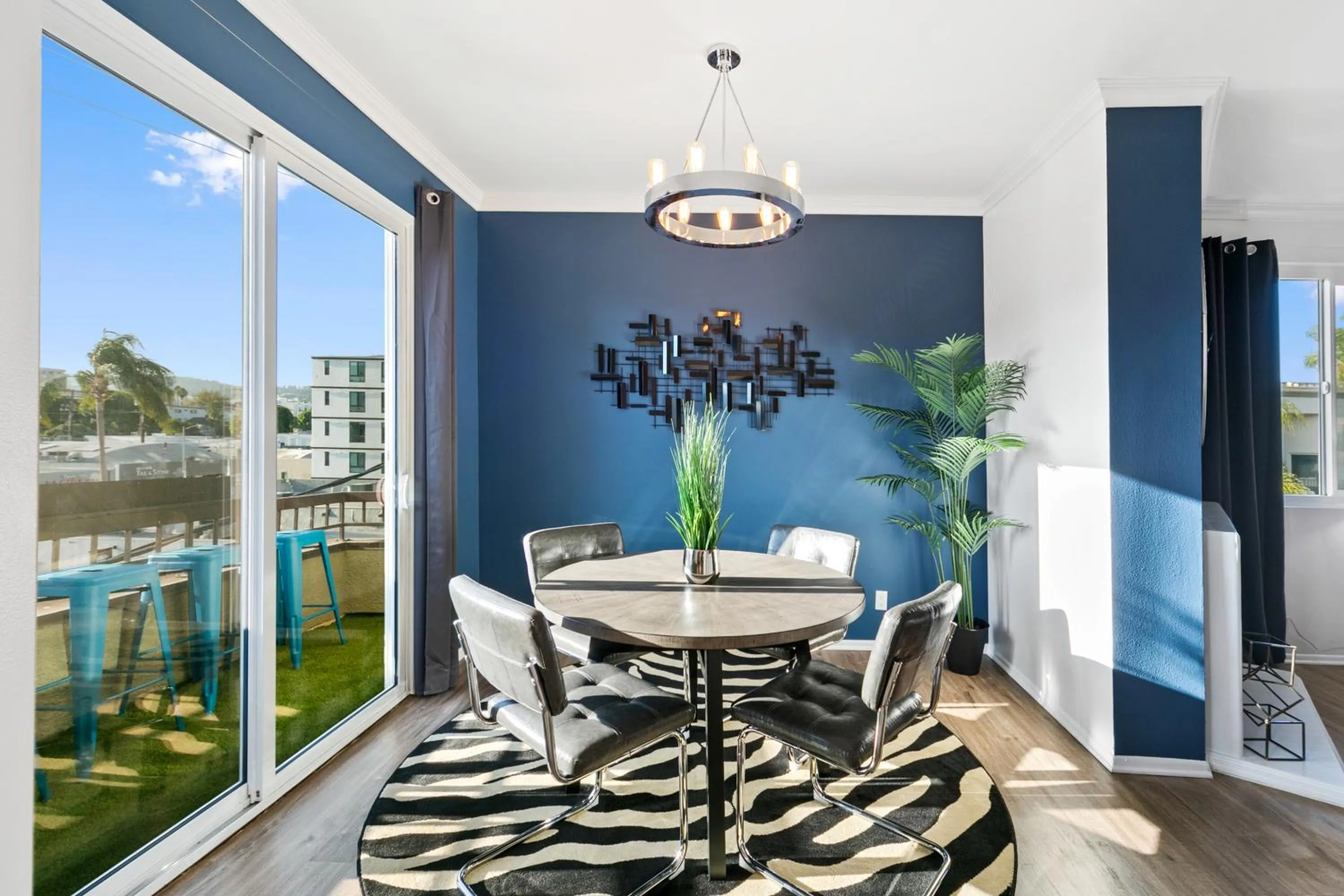 Beverly Hills Penthouse 2 BR Apt with Parking 407