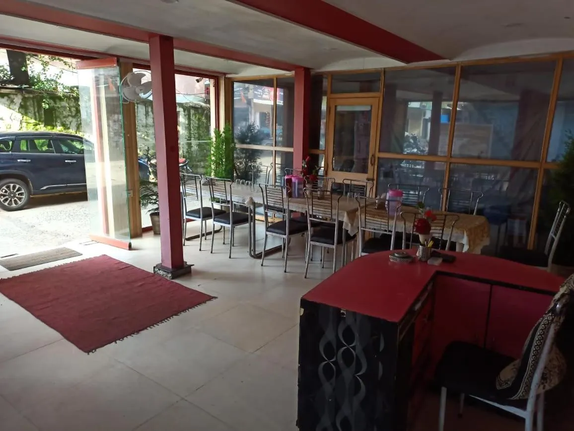 Restaurant/Places to Eat in Hotel royal and restaurant