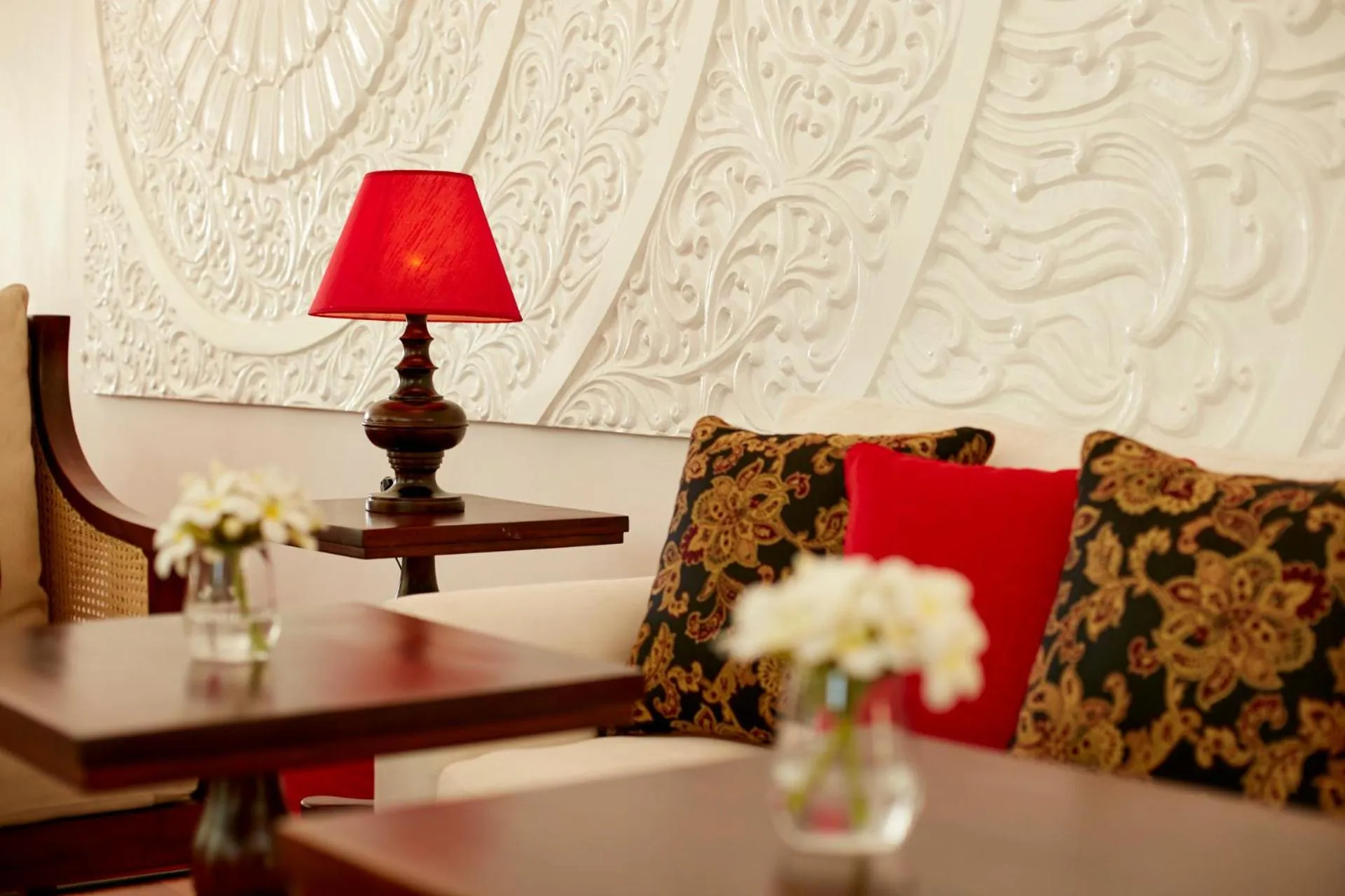 Lounge or bar in EKHO Lake House - From Colonial Bungalow to Royal Retreat