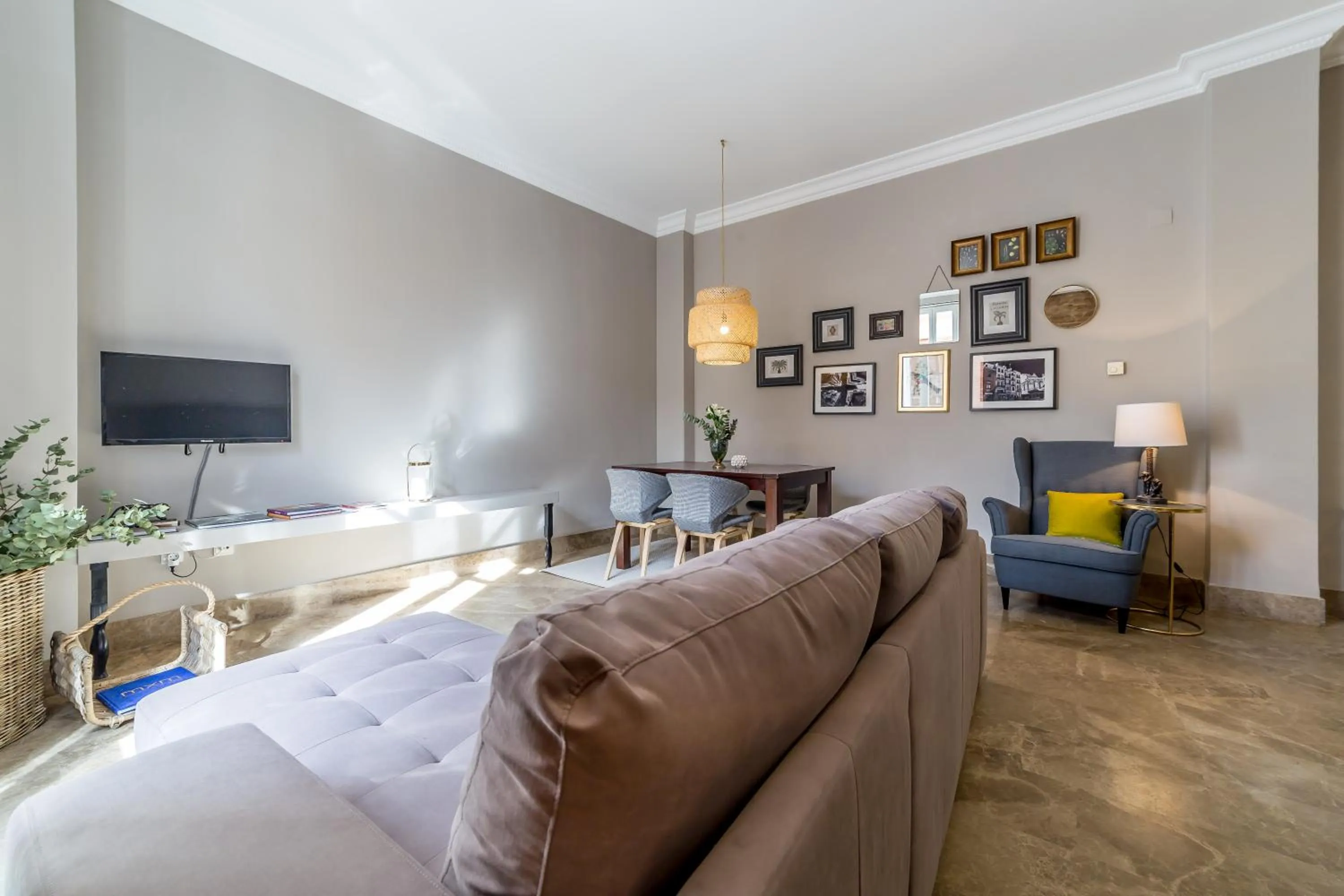 Living room, Bed in Palacio de Rojas by Moontels