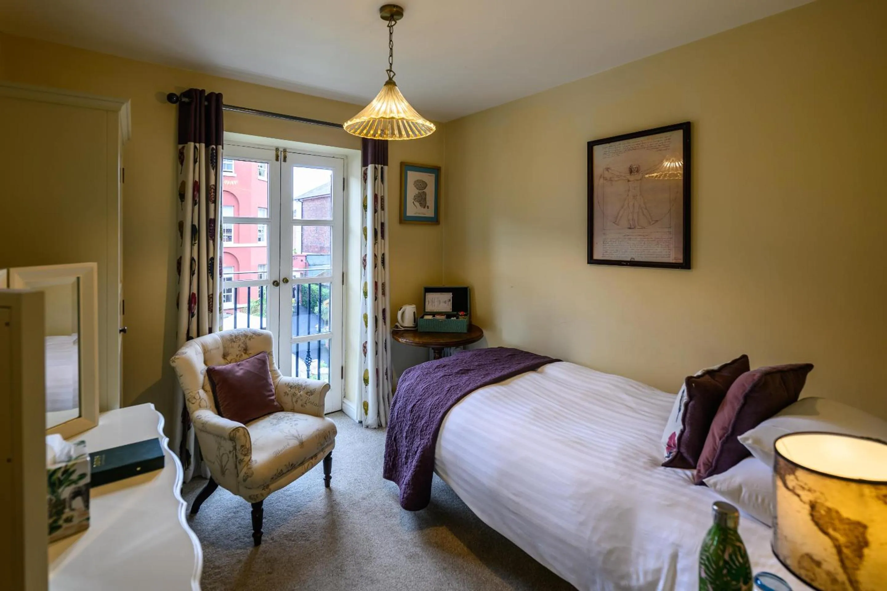 Bedroom, Bed in Darwin's Townhouse