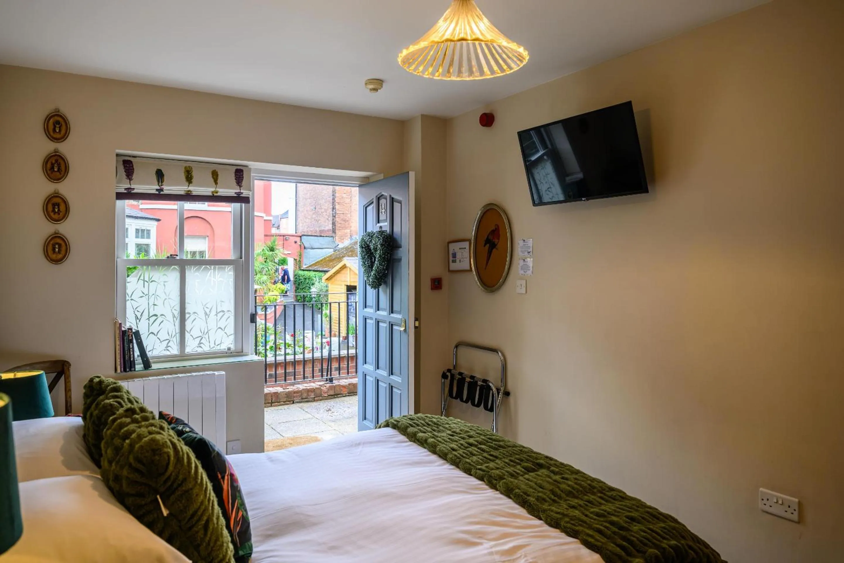 Bedroom, Bed in Darwin's Townhouse