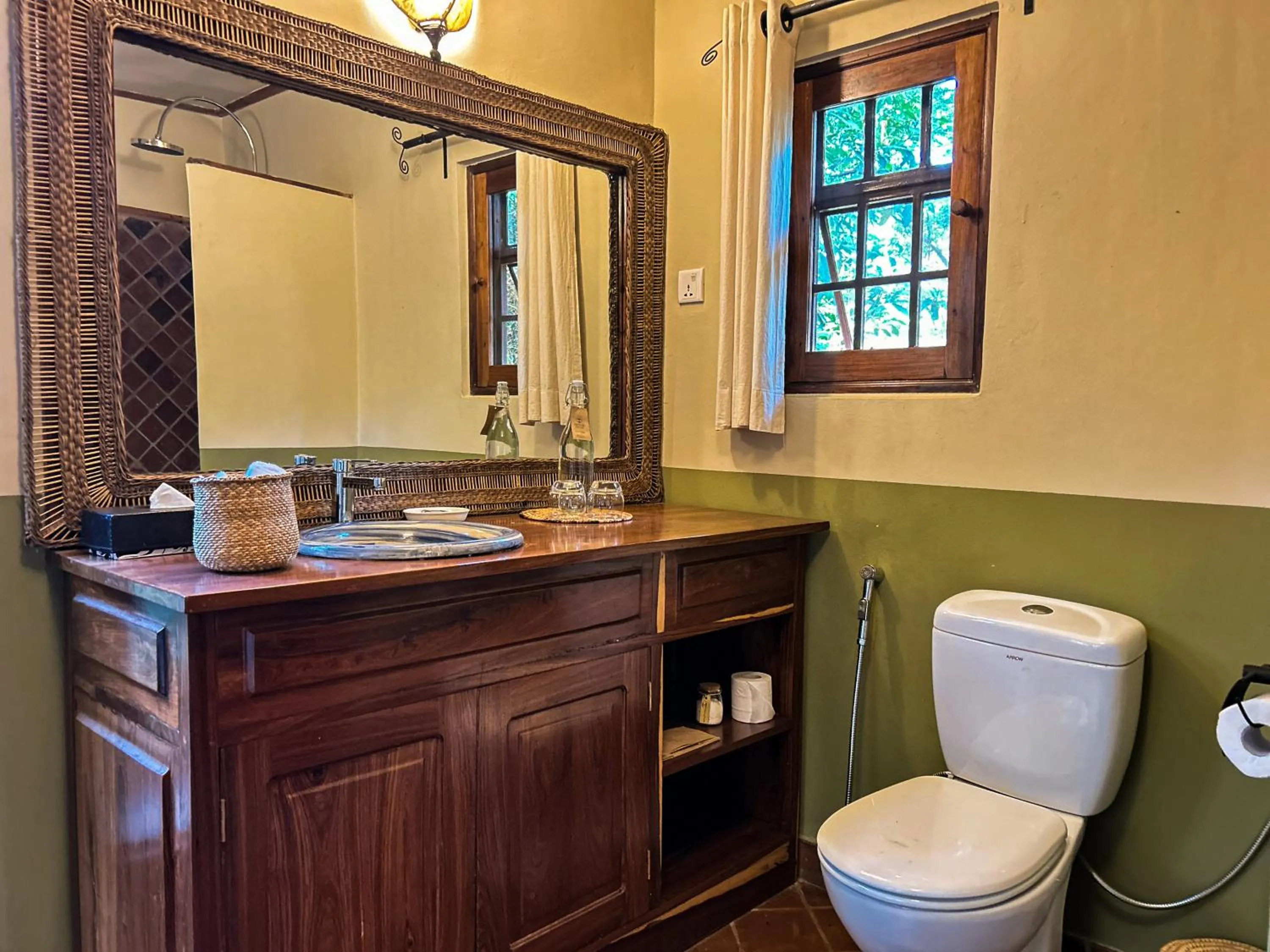 Toilet in Rivertrees Country Inn