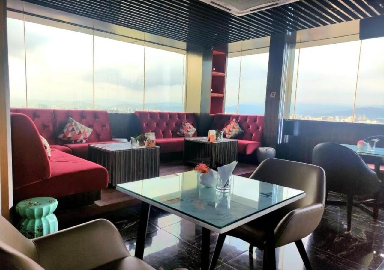 Restaurant/places to eat in Castle Quest Residence