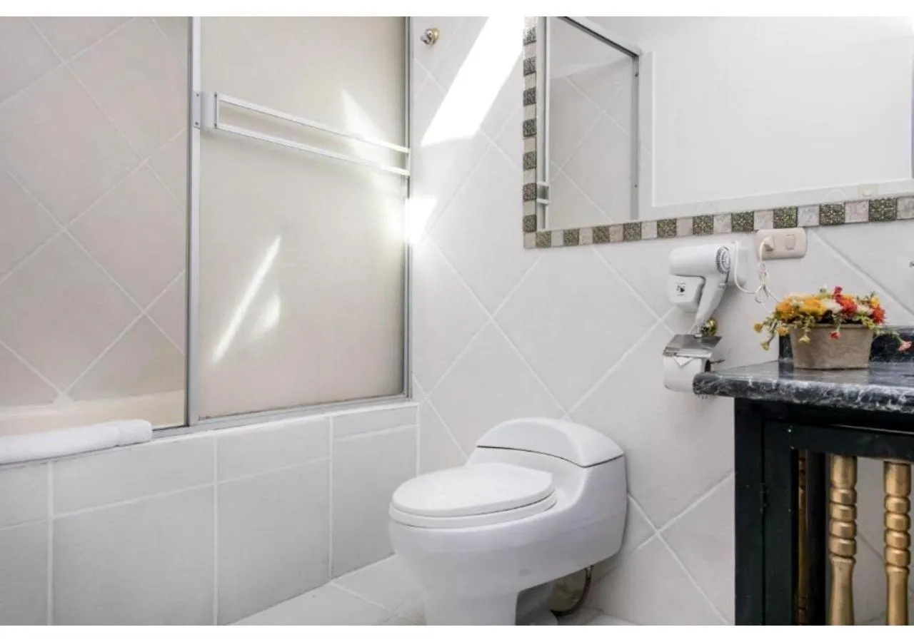 Bathroom in Inkarri Regocijo Plaza