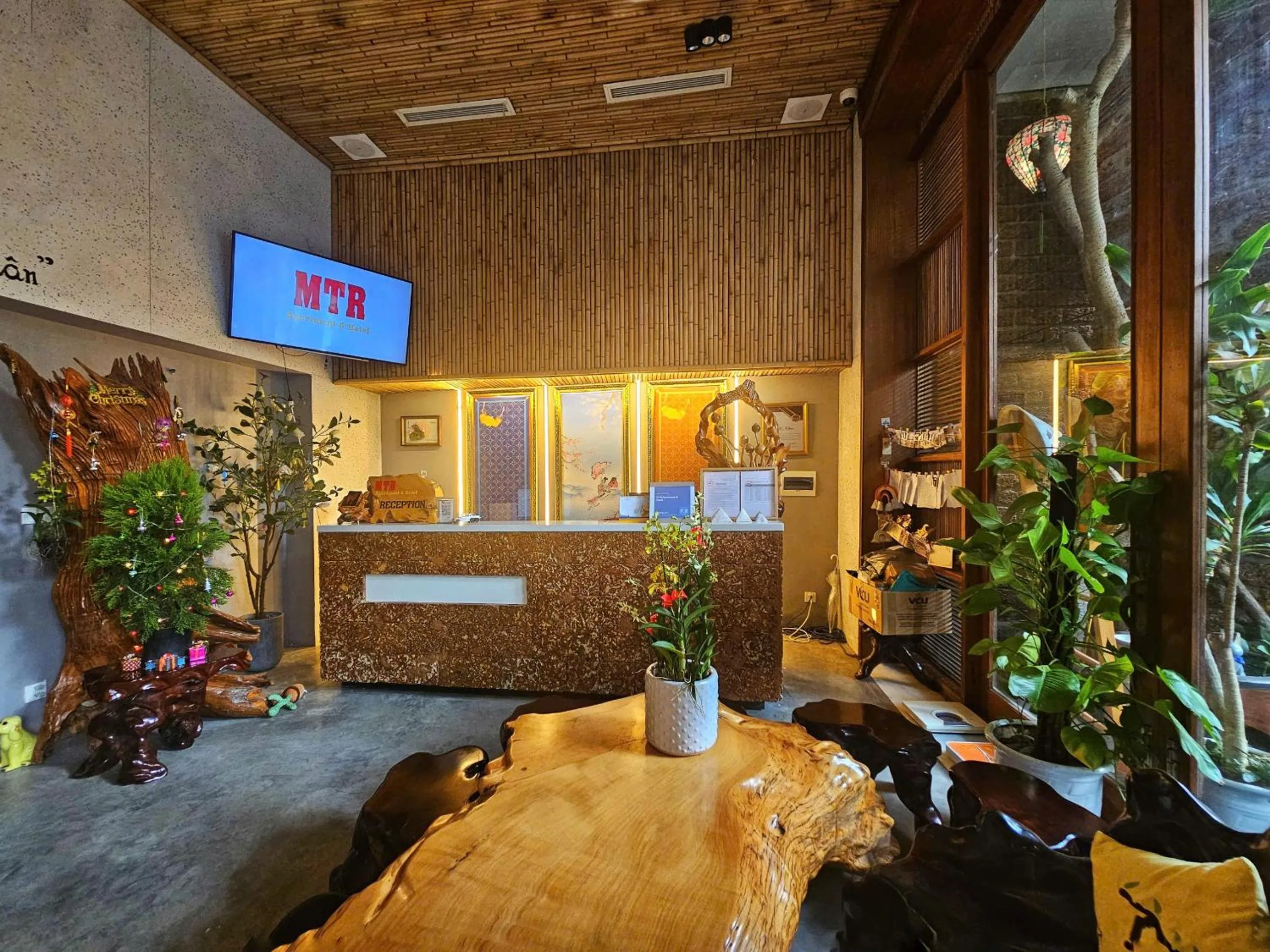 Communal lounge/ TV room in MTR Apartment & Hotel