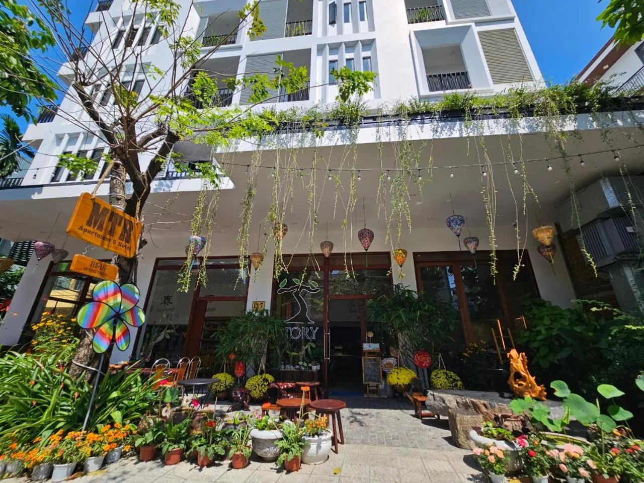 Facade/entrance in MTR Apartment & Hotel