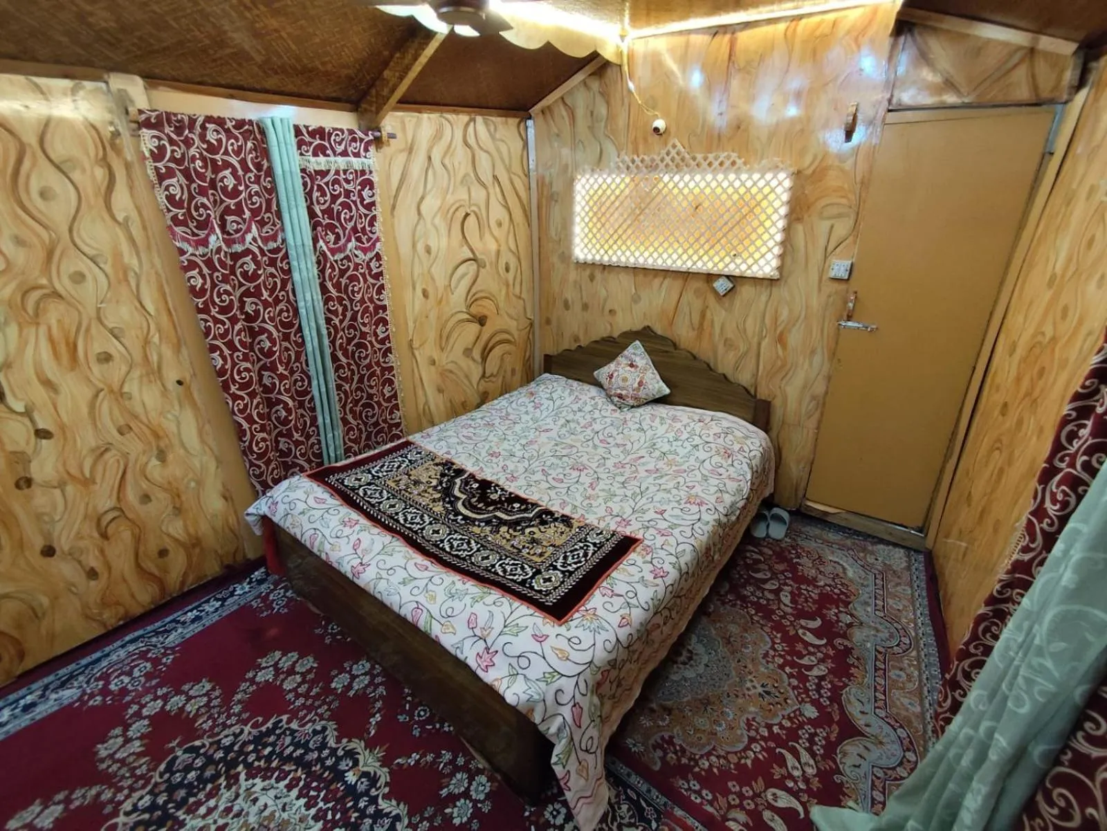 Bed in Shamus Maqbool Group Of Houseboat