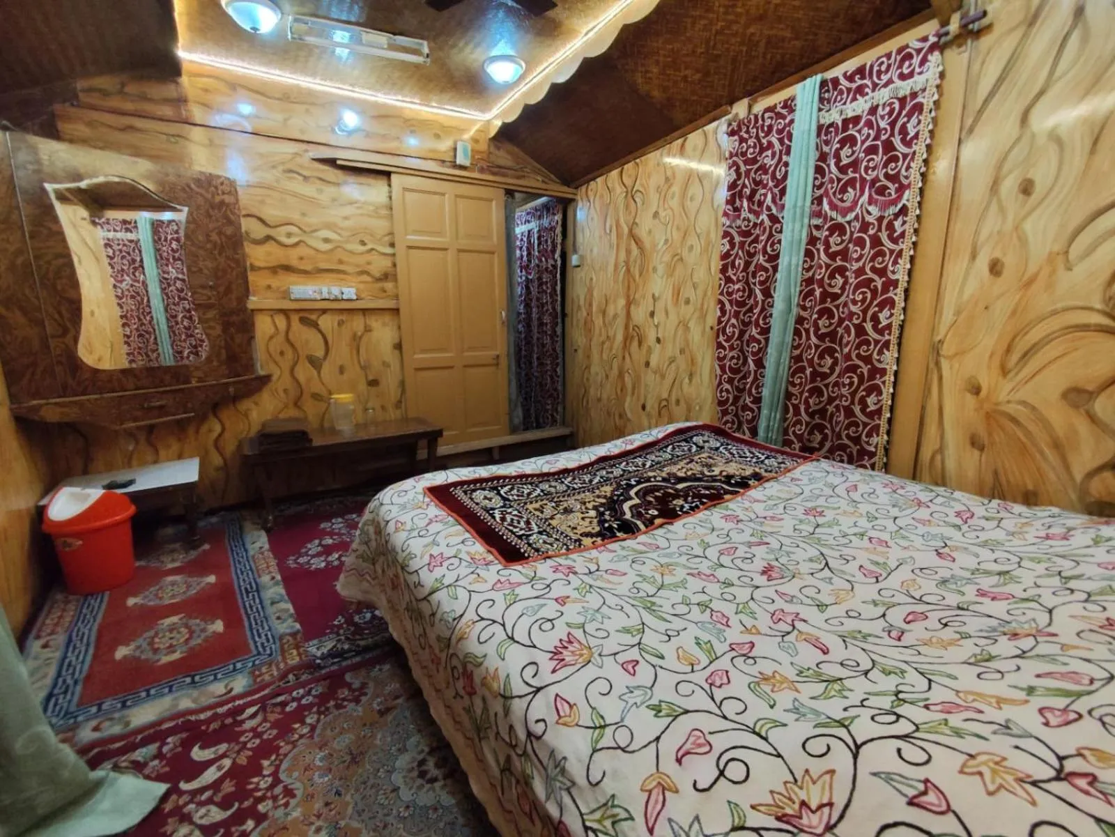 Bed in Shamus Maqbool Group Of Houseboat