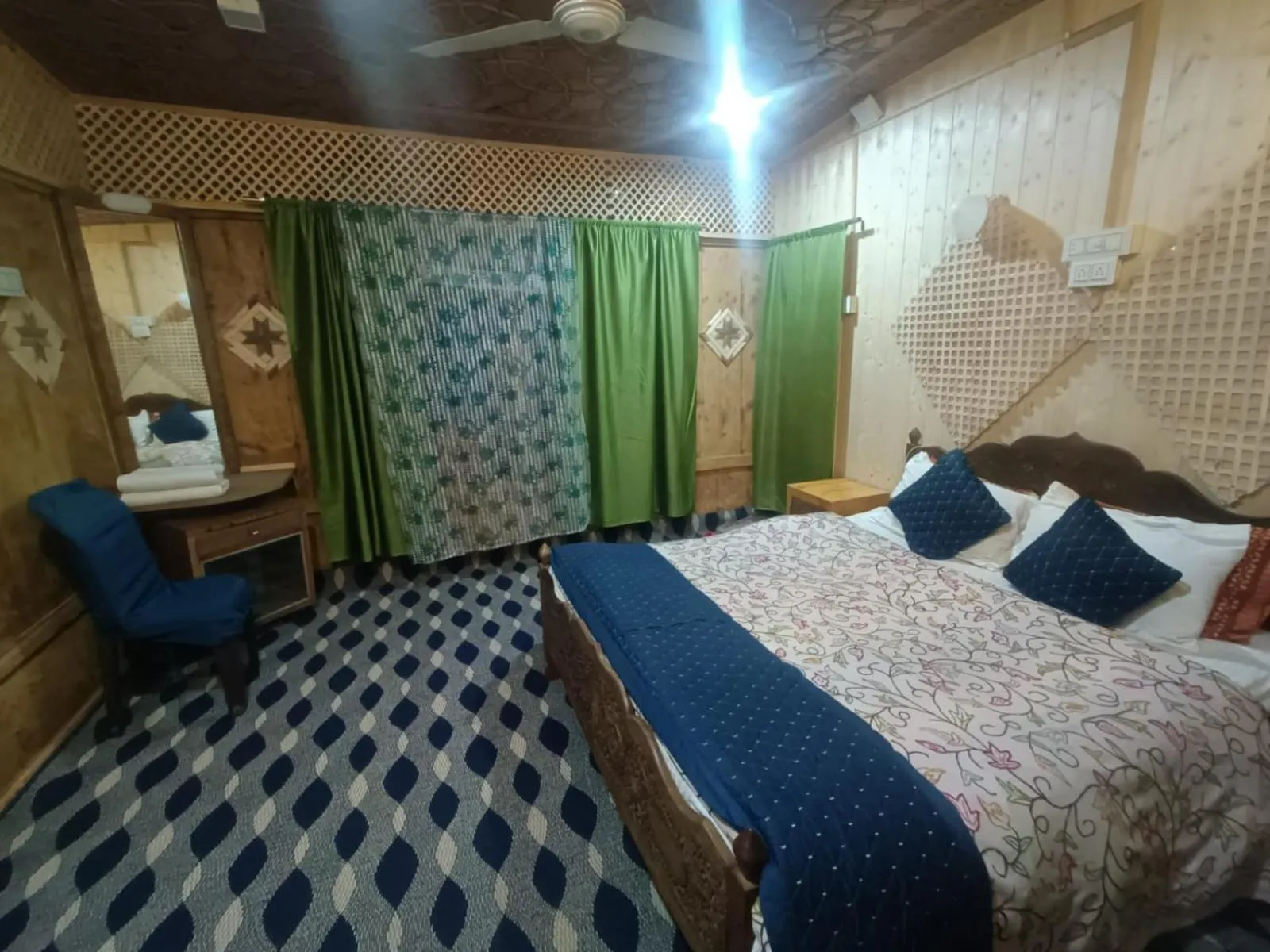 Bed in Shamus Maqbool Group Of Houseboat