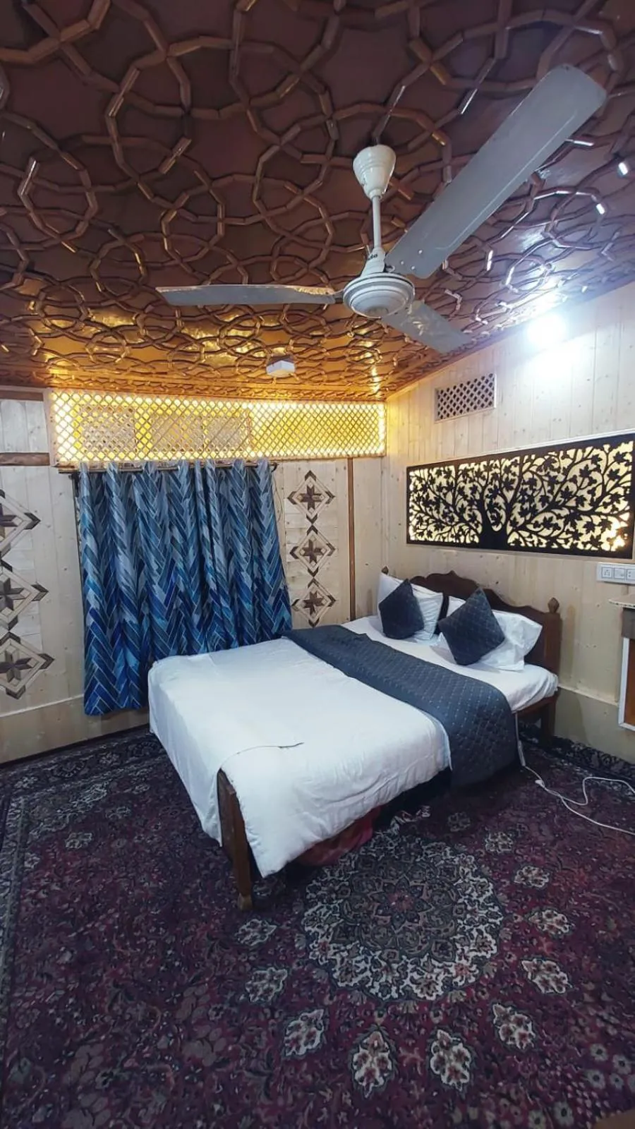 Bed in Shamus Maqbool Group Of Houseboat