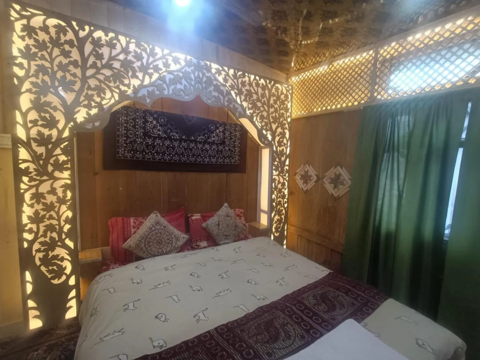 Bed in Shamus Maqbool Group Of Houseboat