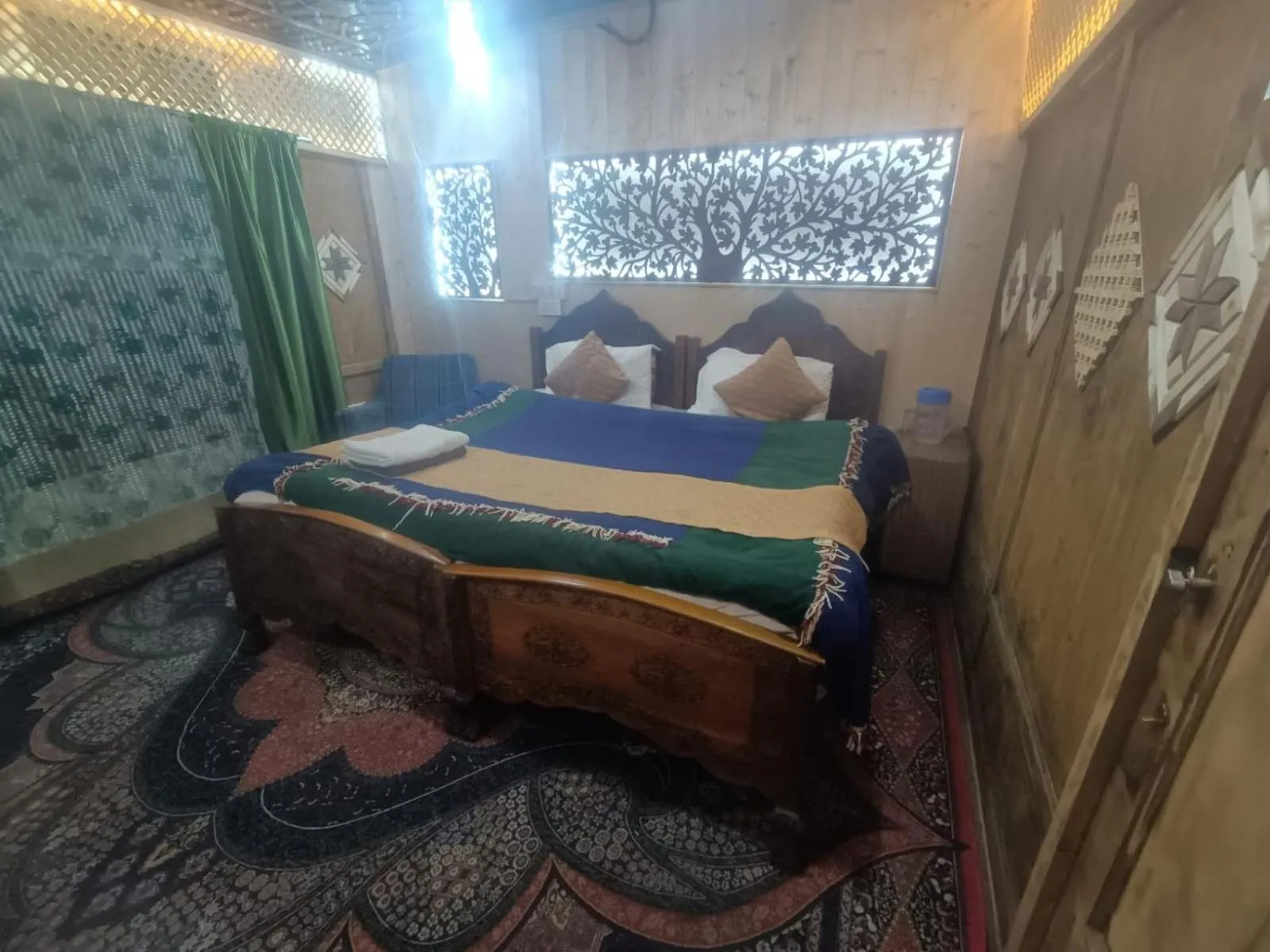 Bed in Shamus Maqbool Group Of Houseboat