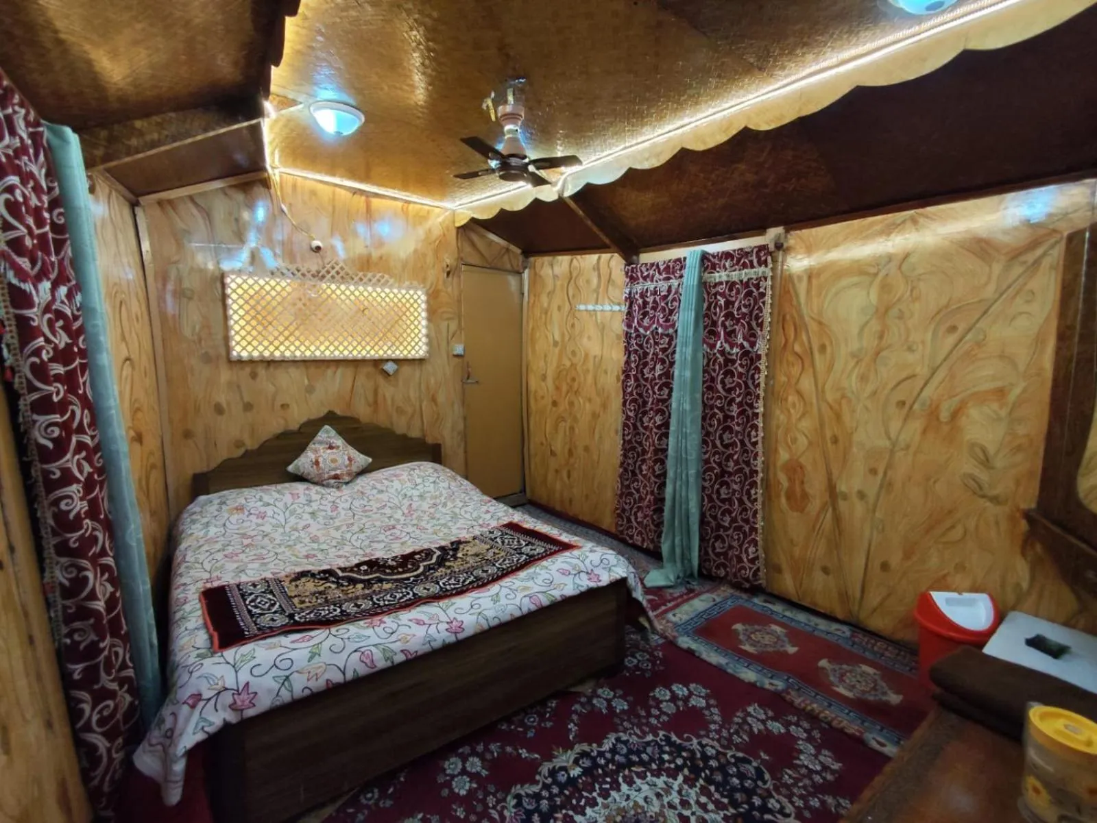 Bed in Shamus Maqbool Group Of Houseboat