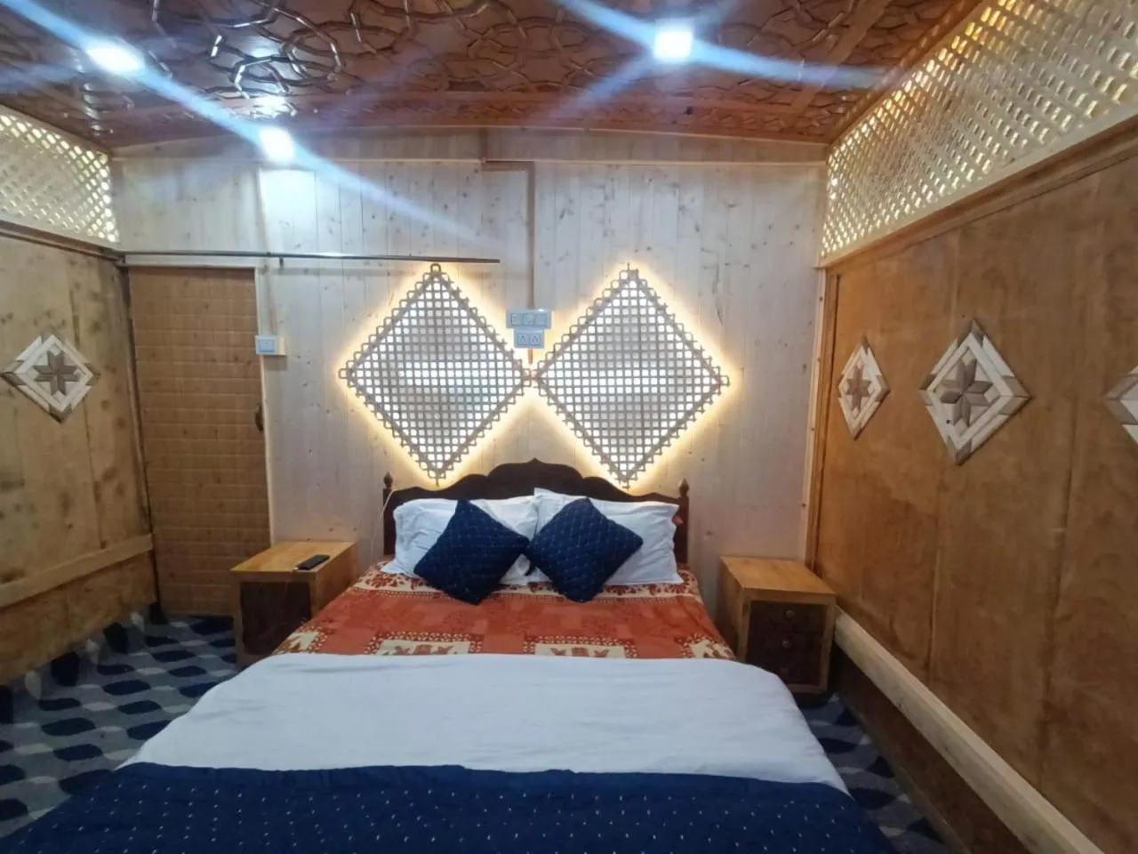 Bed in Shamus Maqbool Group Of Houseboat