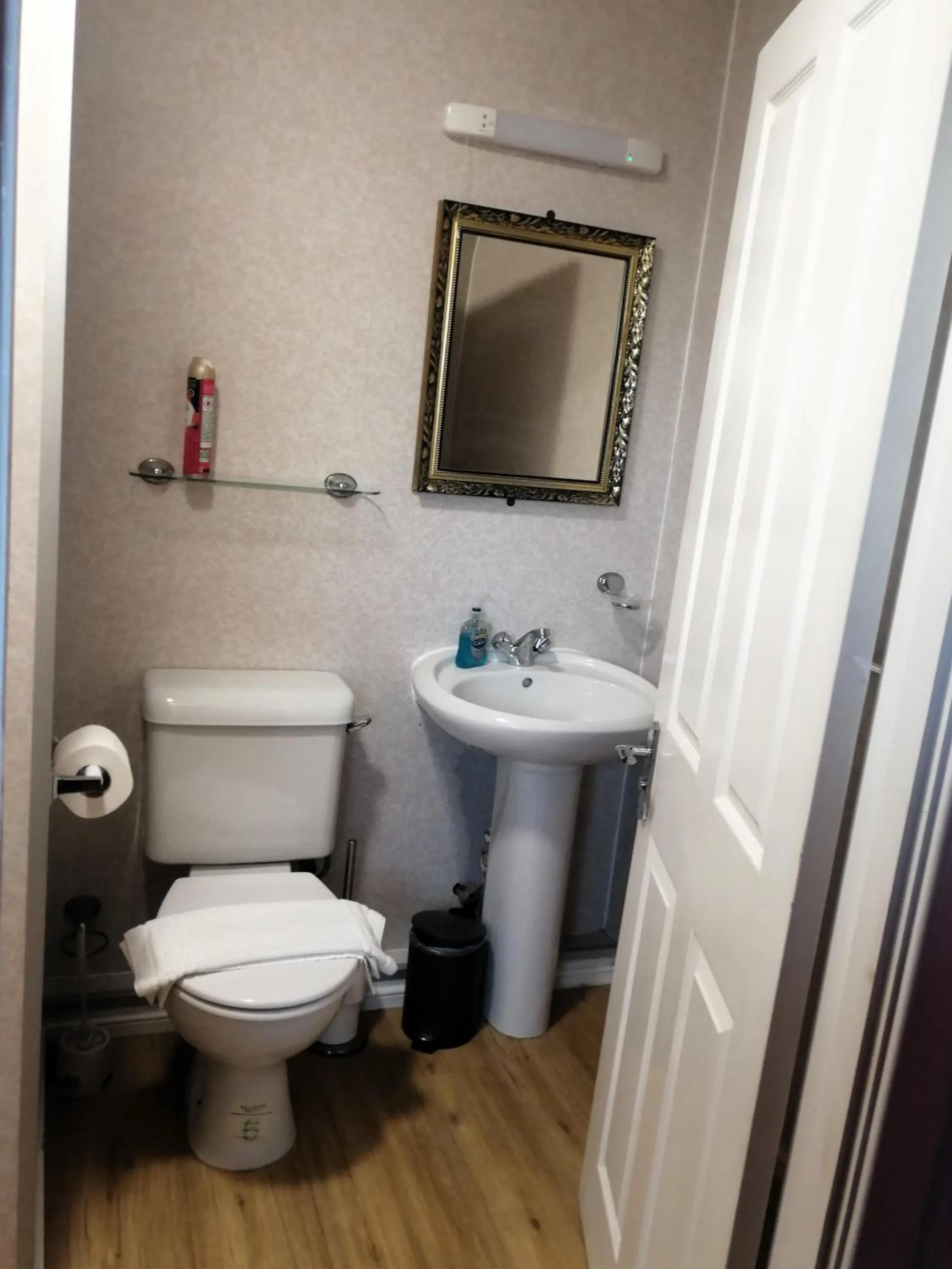 Bathroom in Corstorphine Lodge Hotel