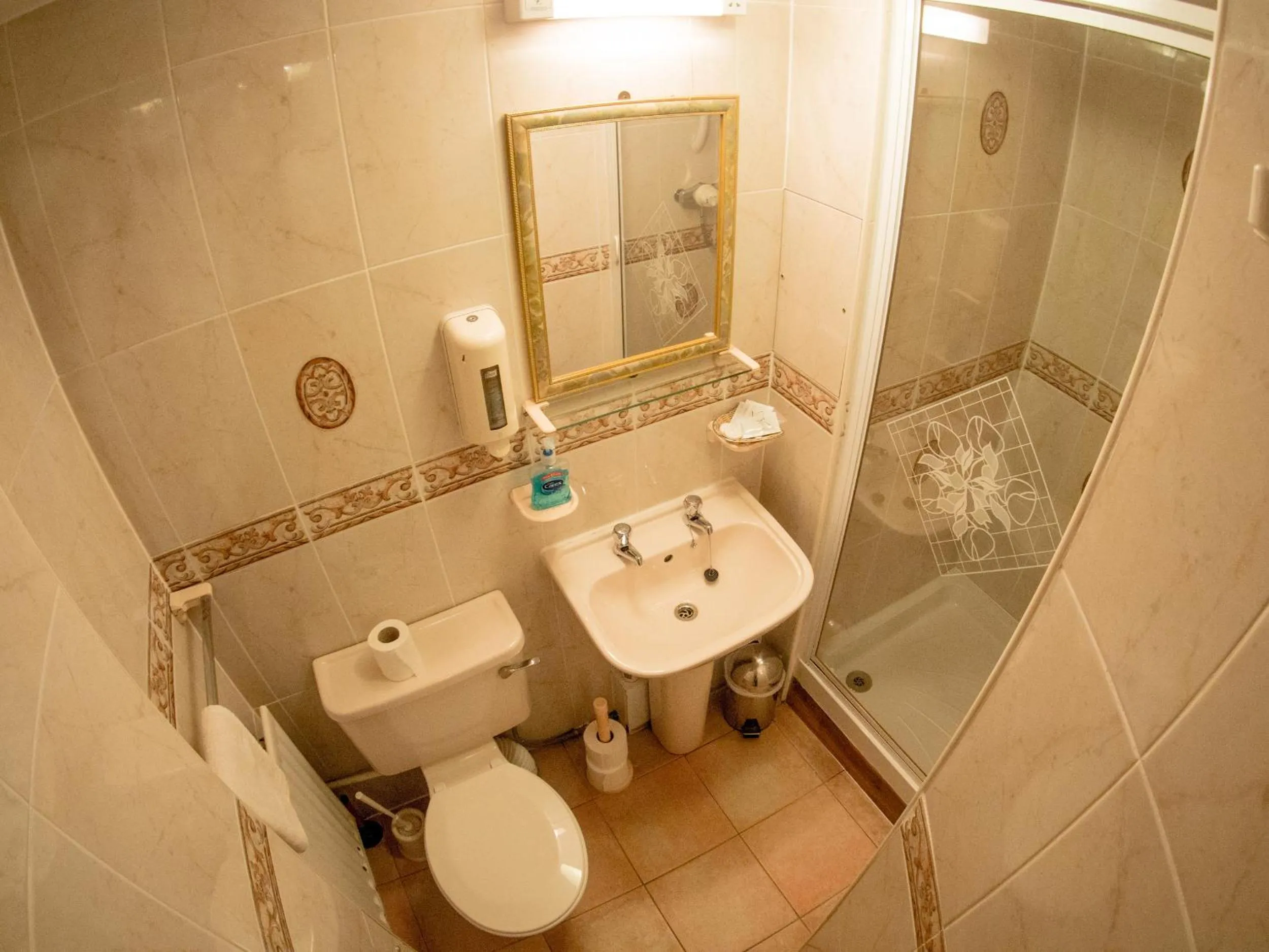 Shower in Corstorphine Lodge Hotel