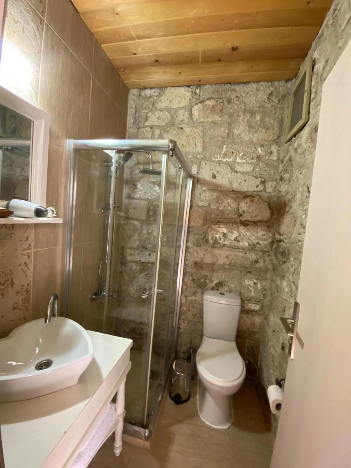 Bathroom in Aliko Hotel