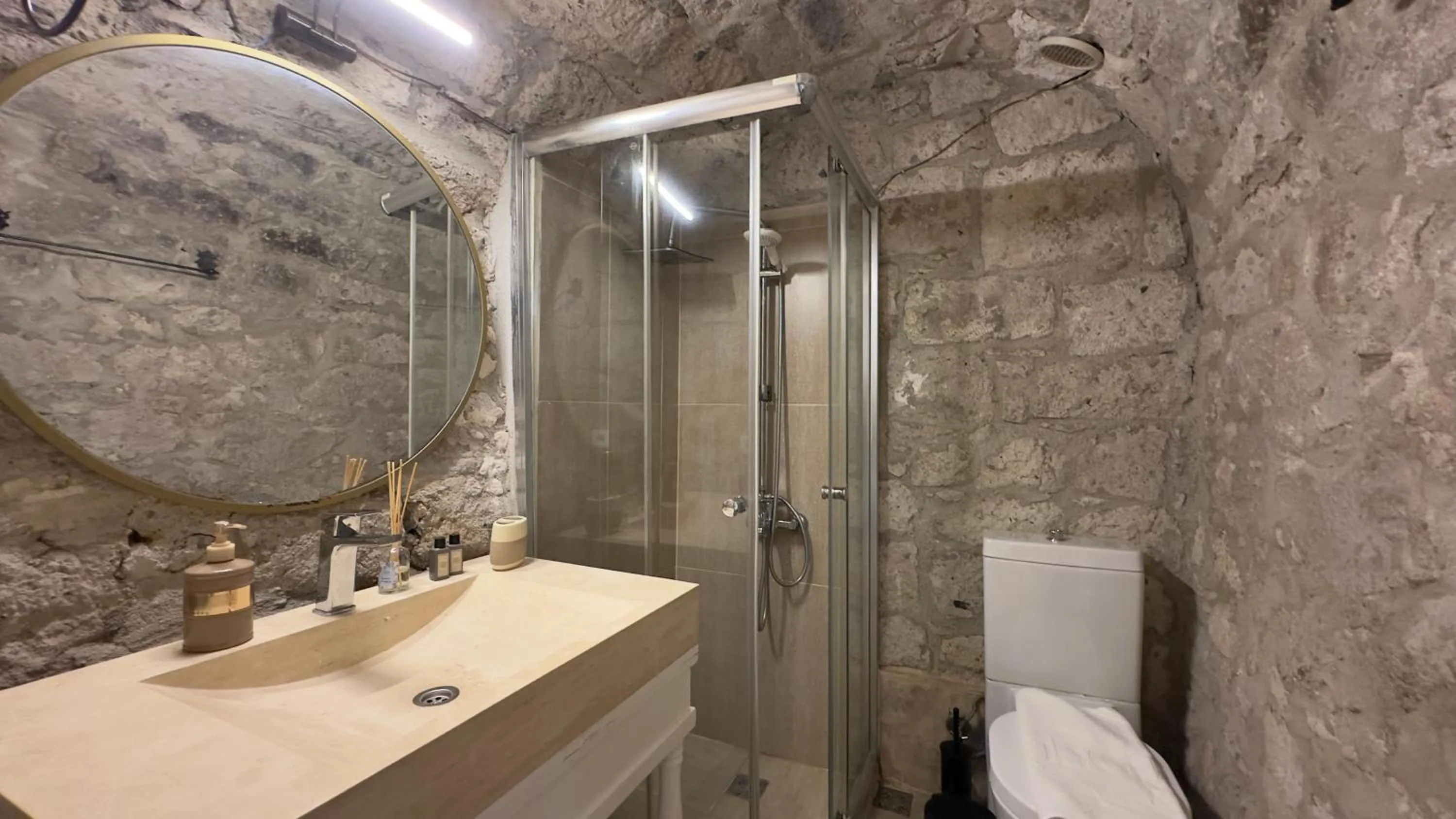 Bathroom in Aliko Hotel