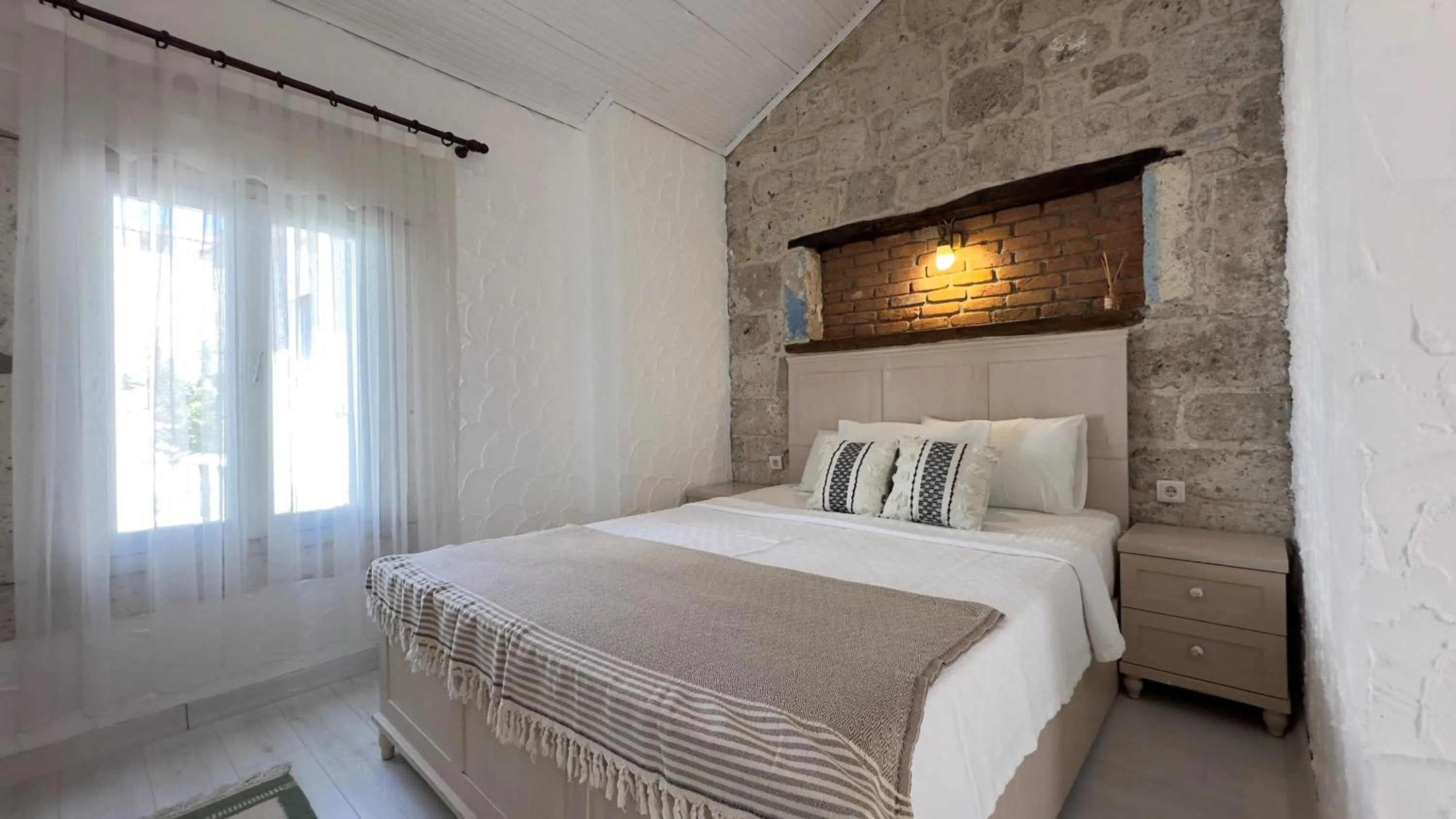 Photo of the whole room in Aliko Hotel