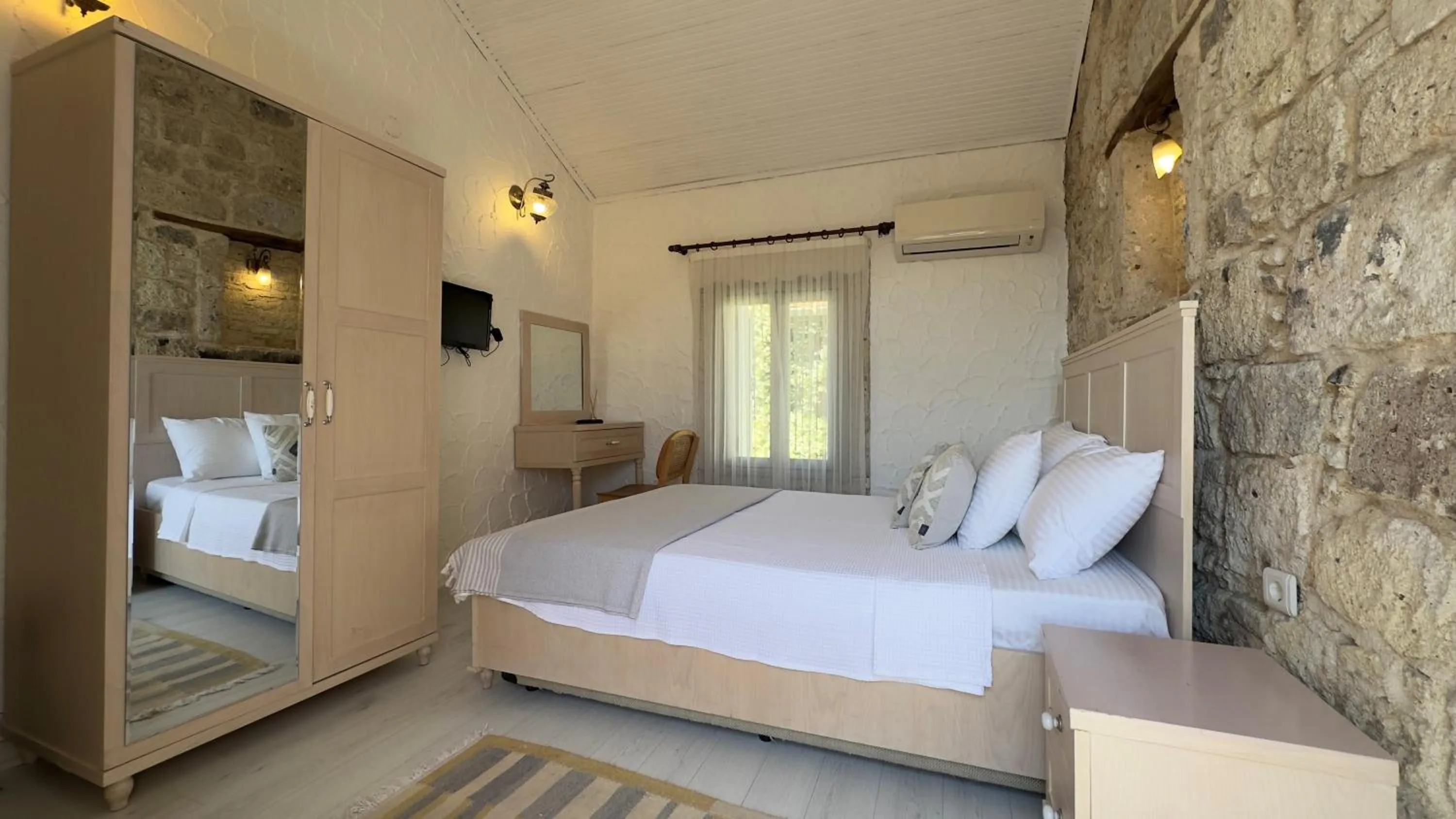 Photo of the whole room in Aliko Hotel