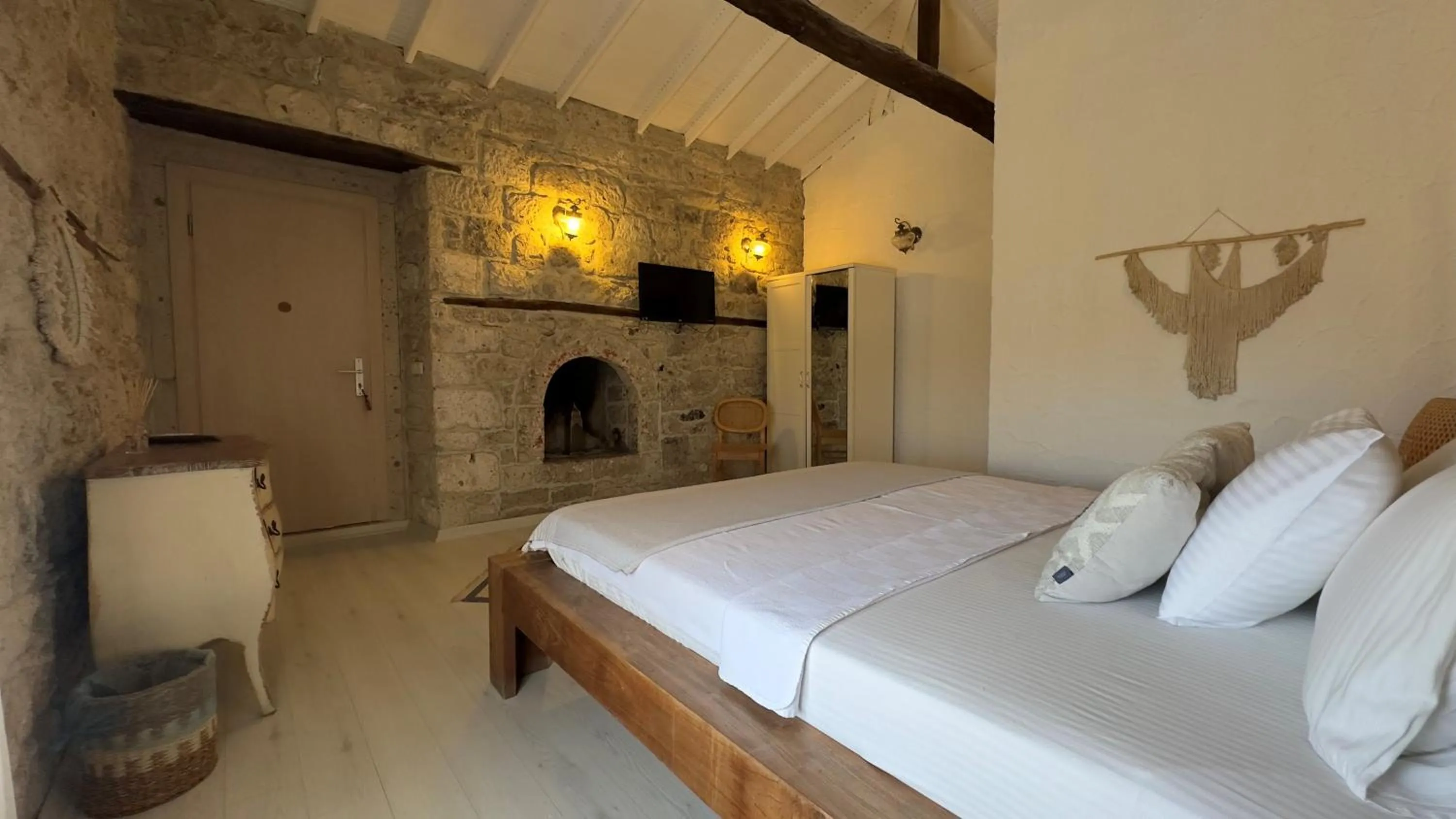 Photo of the whole room in Aliko Hotel