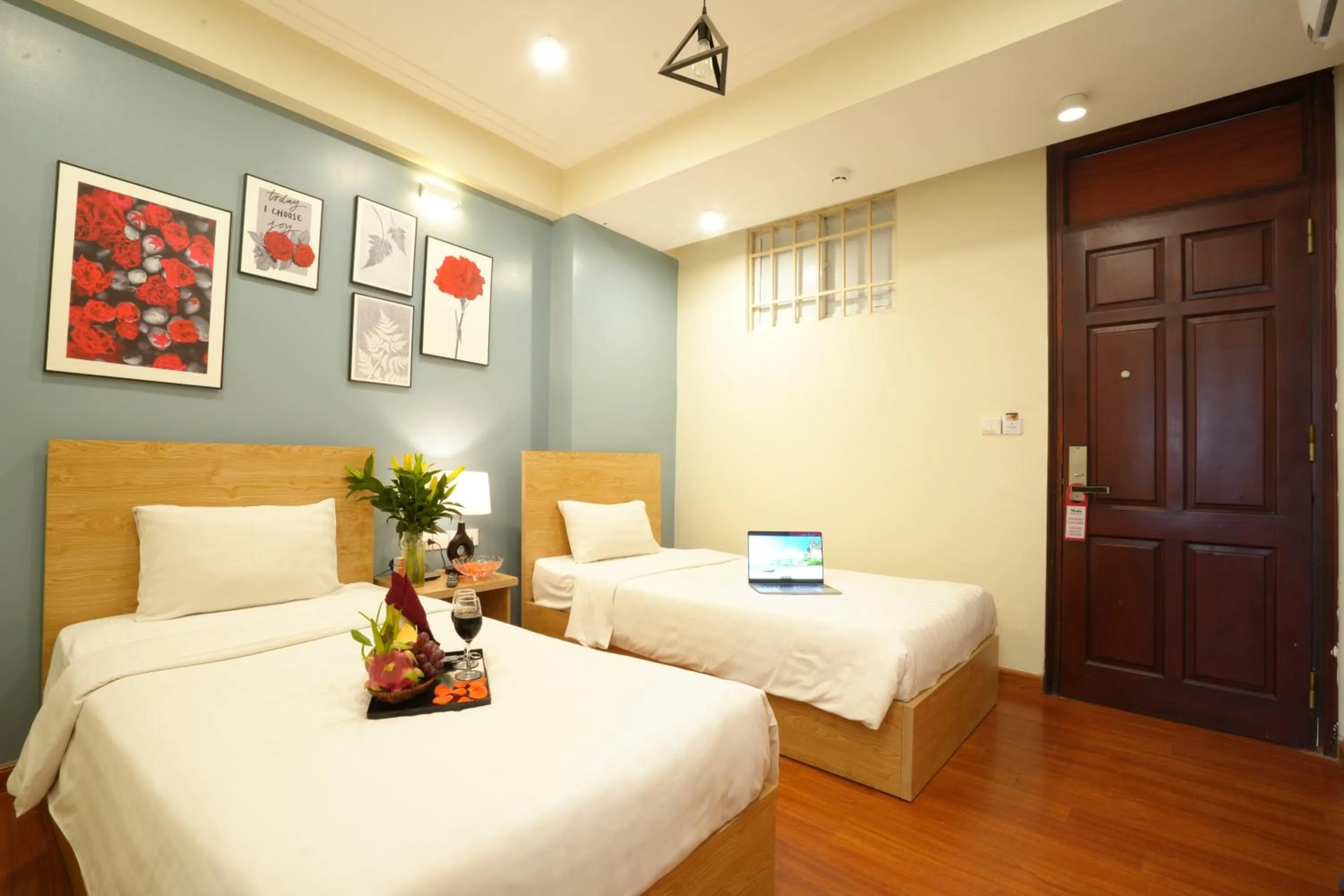 Bed in Valley Hotel &Travel